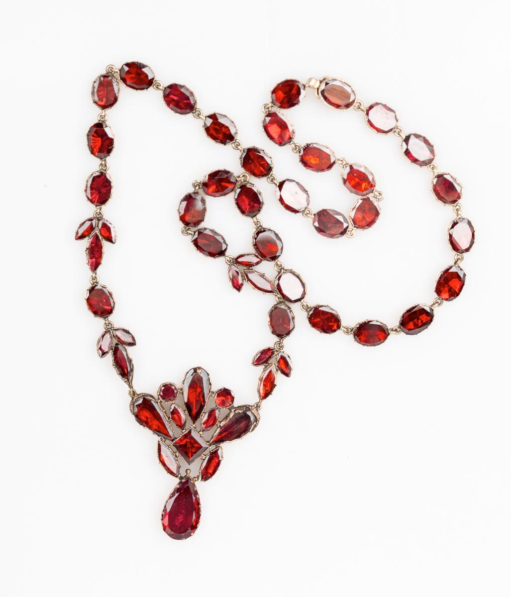 Vivid Antique Georgian Garnet Necklace c. 1820 en vente 1