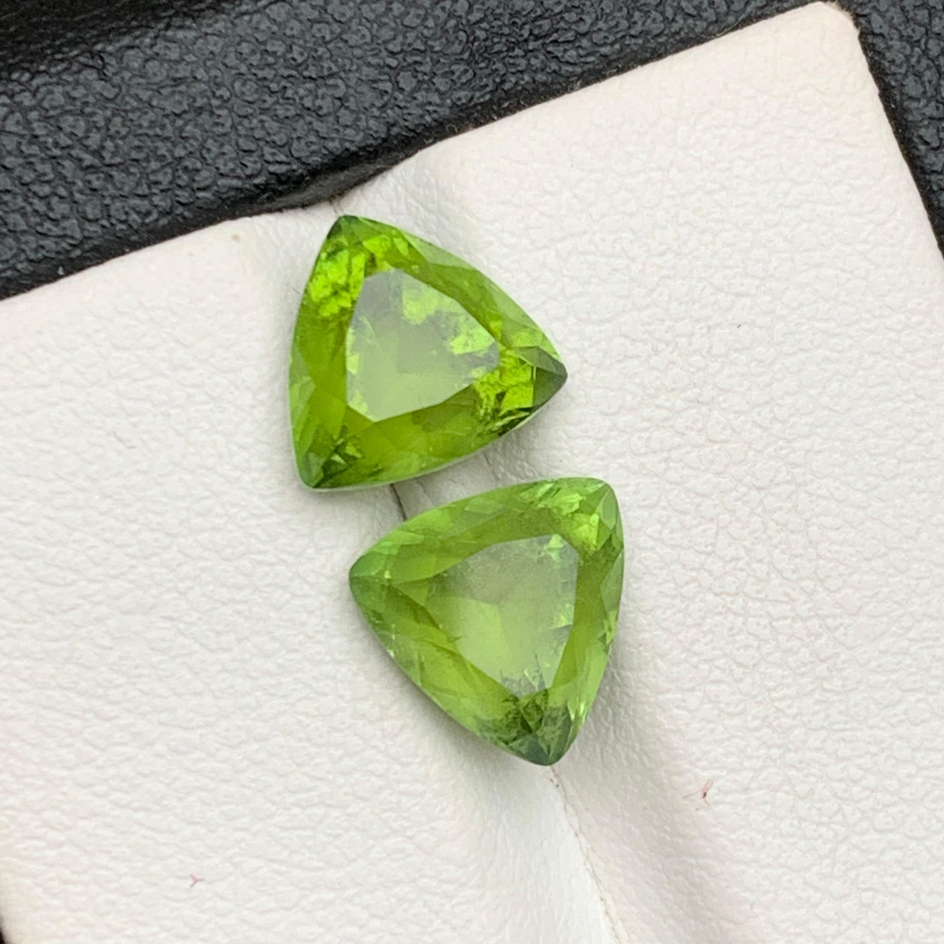 Vivid Apple Green Natural Tourmaline Loose Gemstone Perfect Pair for Earrings, or any other Jewelry Setting-Trillion Cut from Kunar Afghanistan !!!

💎 TYPE DE PIERRE PRÉCIEUSE : Tourmaline
⚖️ POIDS :  5,65 carats
🪚 SHAPE & CUT : Coupe Trillion
📏