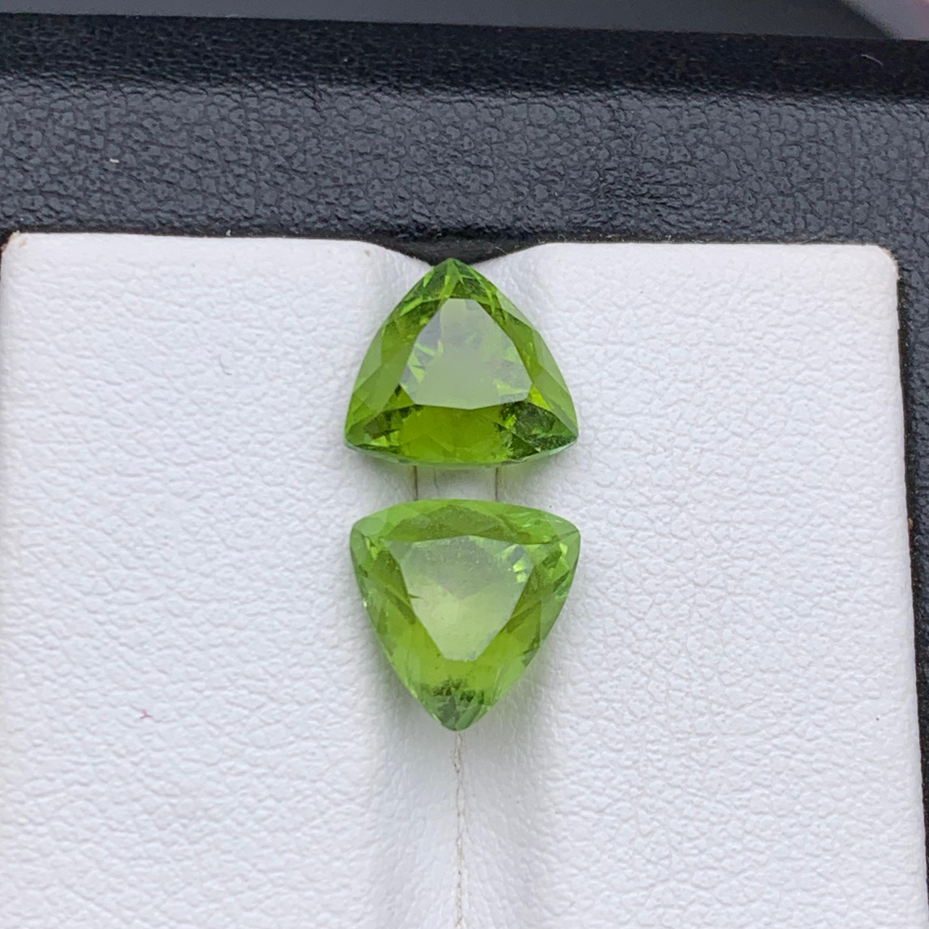 Taille trillion Vivid Apple Green Natural Tourmaline Earrings Loose Gemstone Perfect Pair 5.65Ct en vente
