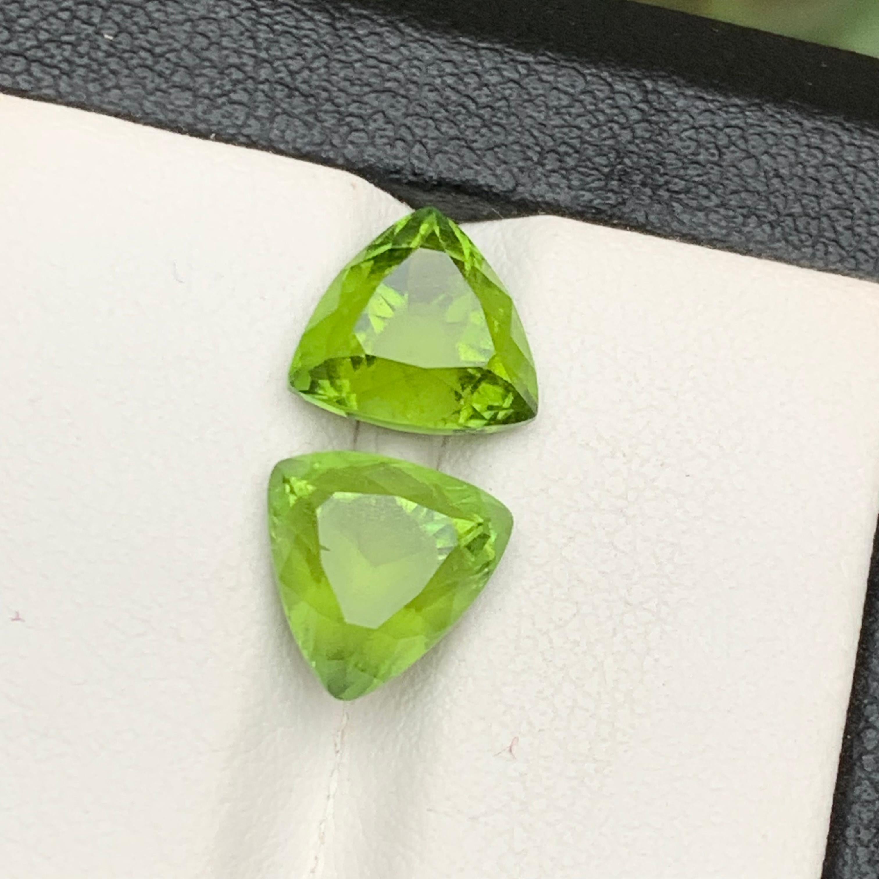 Vivid Apple Green Natural Tourmaline Earrings Loose Gemstone Perfect Pair 5.65Ct en vente 2
