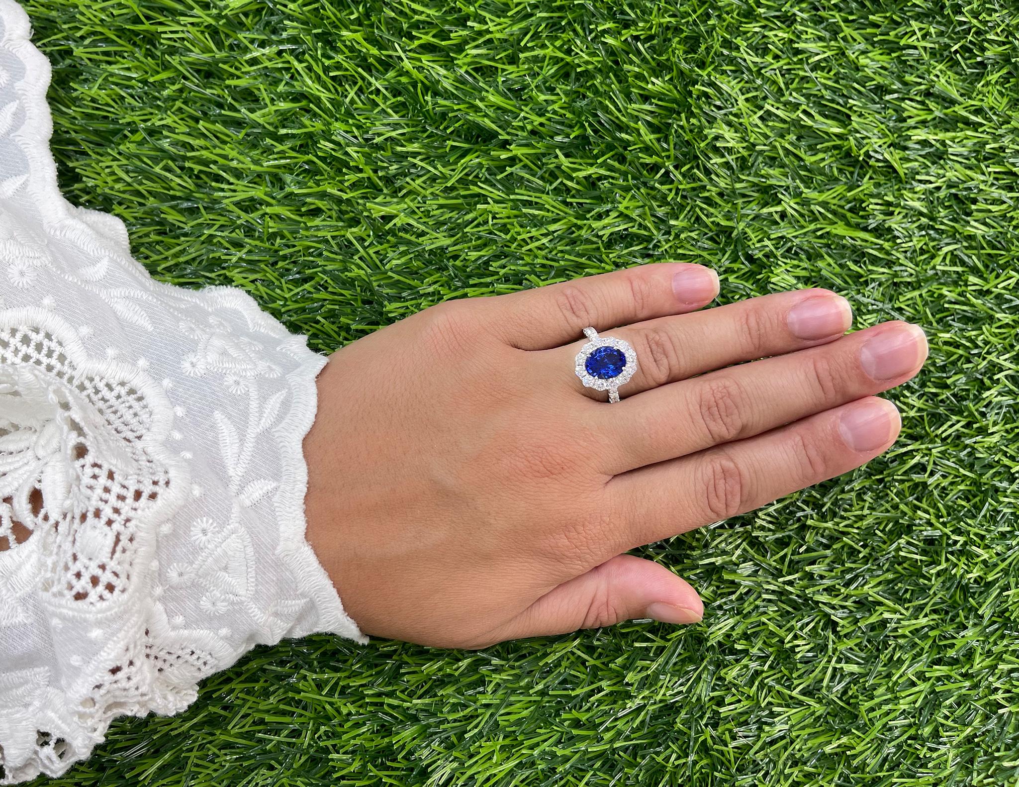 Atemberaubender Cocktailring:: besetzt mit blauem Tansanit und Diamanten. Es kommt mit einem Gutachten von GIA GG 
Ovaler Tansanit = 3::02 Karat
Das Gesamtkaratgewicht der Diamanten beträgt 1::46 Karat
Diamantfarbe ist F
Diamonds Clarity ist