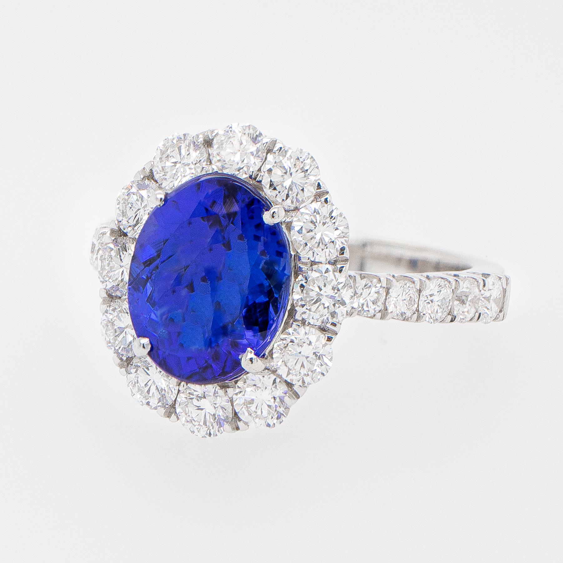 Lebendiges Blau 3 Karat Oval Tansanit Ring mit 1::46 Karat Diamanten (Zeitgenössisch)