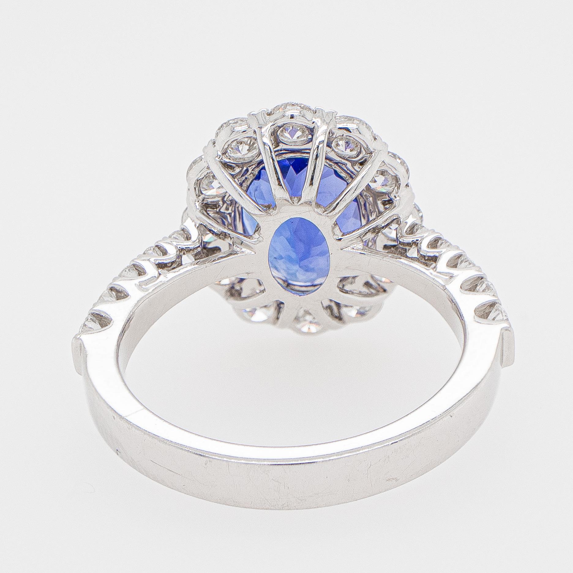 Lebendiges Blau 3 Karat Oval Tansanit Ring mit 1::46 Karat Diamanten (Ovalschliff)