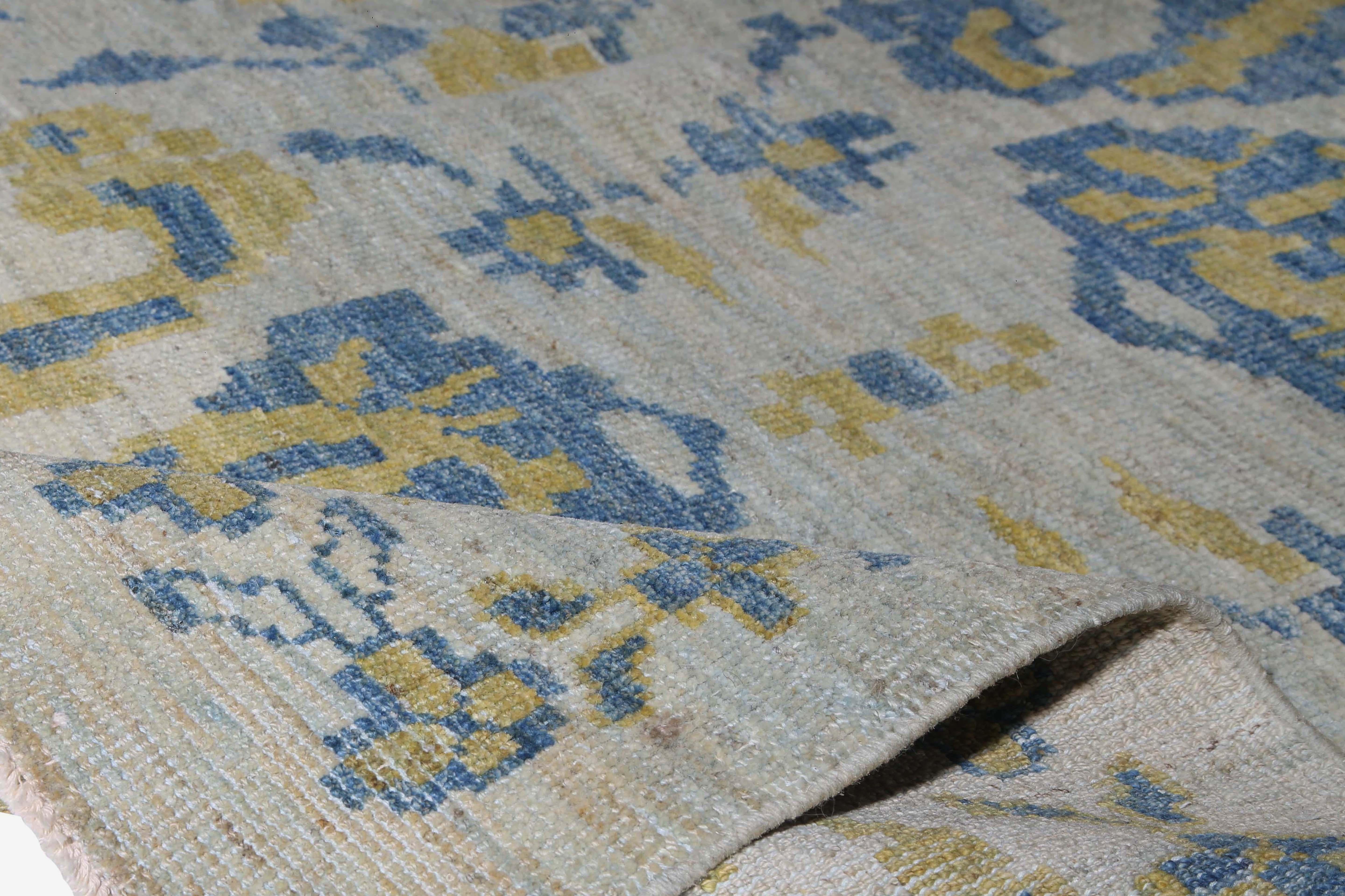 Te presentamos nuestra impresionante alfombra Sultanabad Rugs hecha a mano en Turquía, ahora disponible en un tamaño de 8'0'' x 10'4''. Este giro contemporáneo de un estilo tradicional presenta un fondo beige claro con vivos colores amarillo y azul