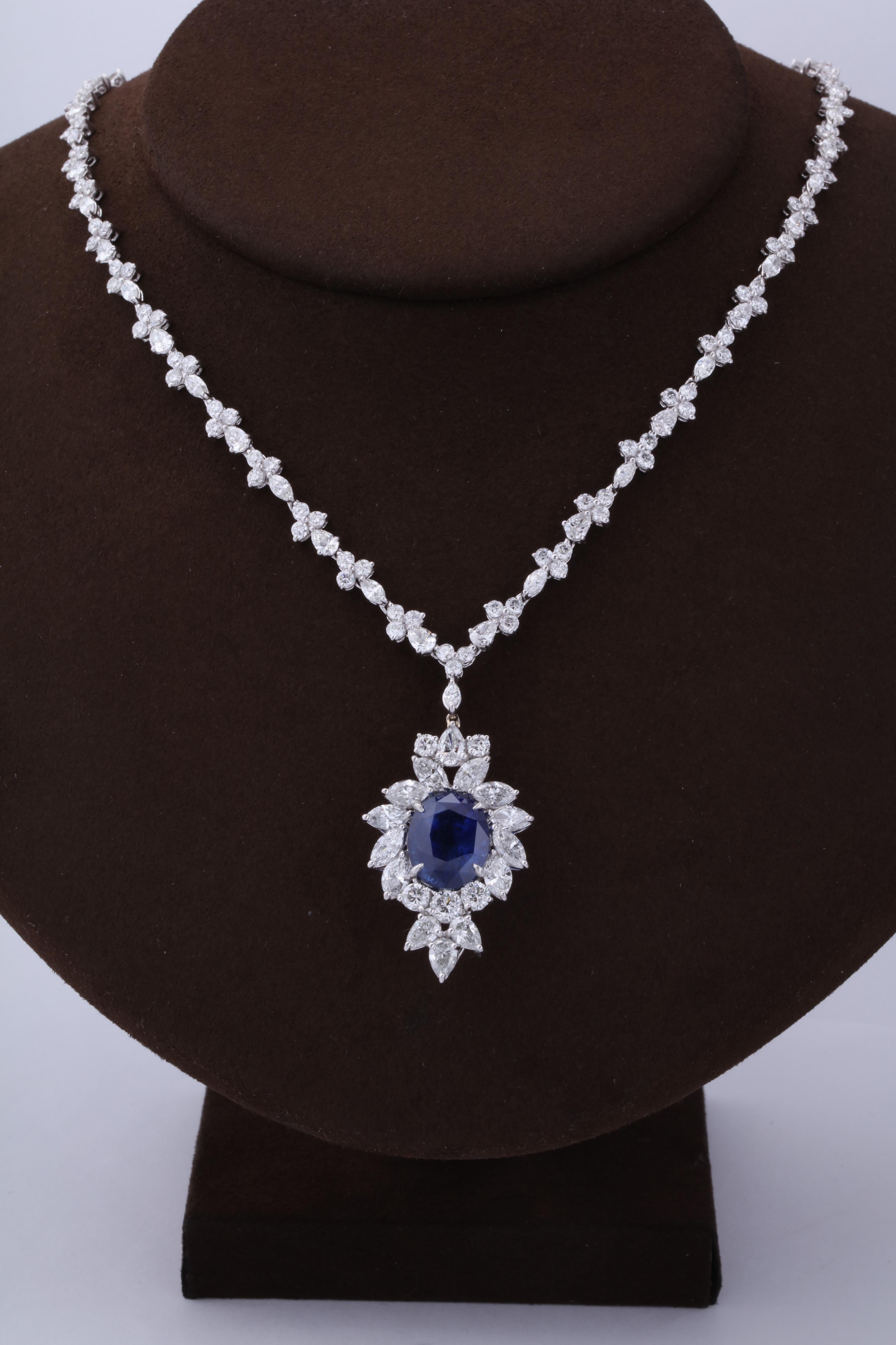 Halskette mit leuchtend blauem Ceylon-Saphir und Diamant-Anhänger (Ovalschliff) im Angebot