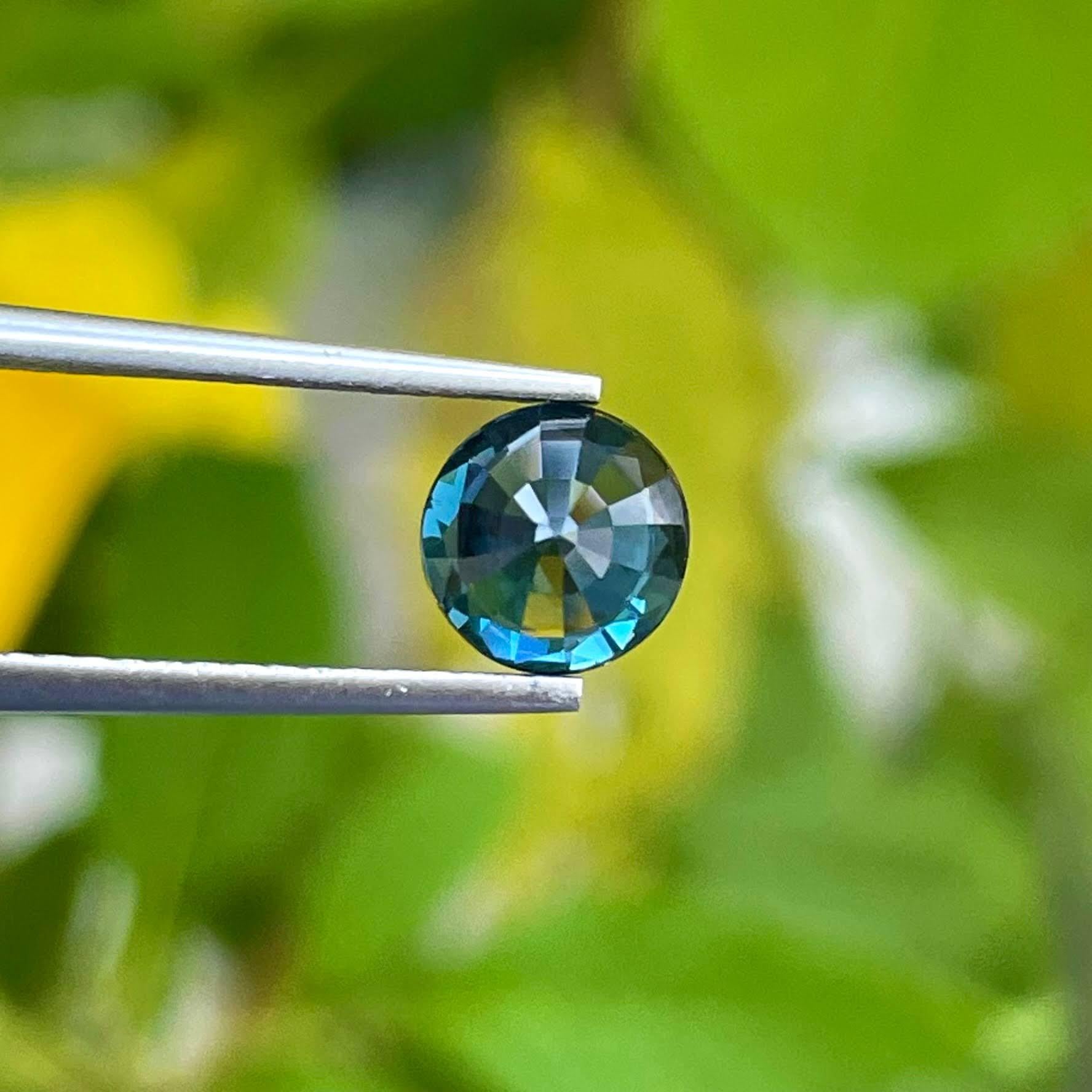 Moderne Vivid Blue Loose Spinel 1.15 carats round brilliant cut Natural Burmese Gemstone en vente
