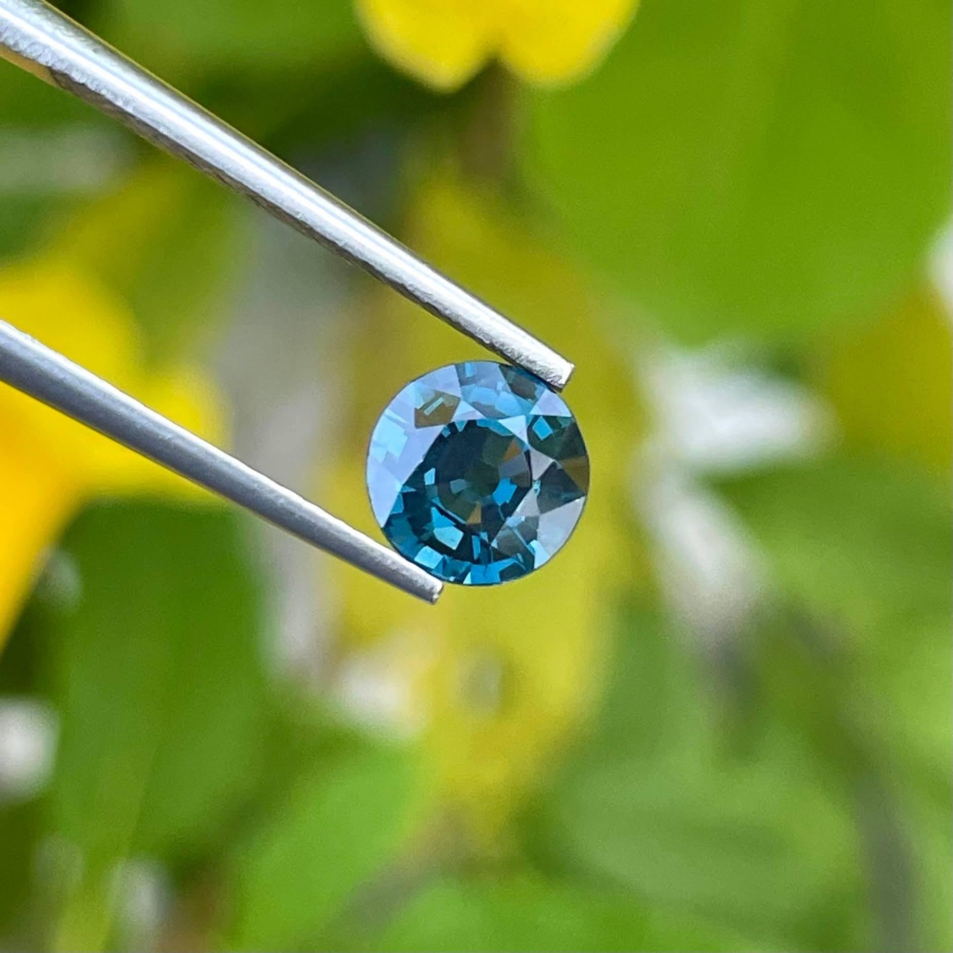 Taille ronde Vivid Blue Loose Spinel 1.15 carats round brilliant cut Natural Burmese Gemstone en vente