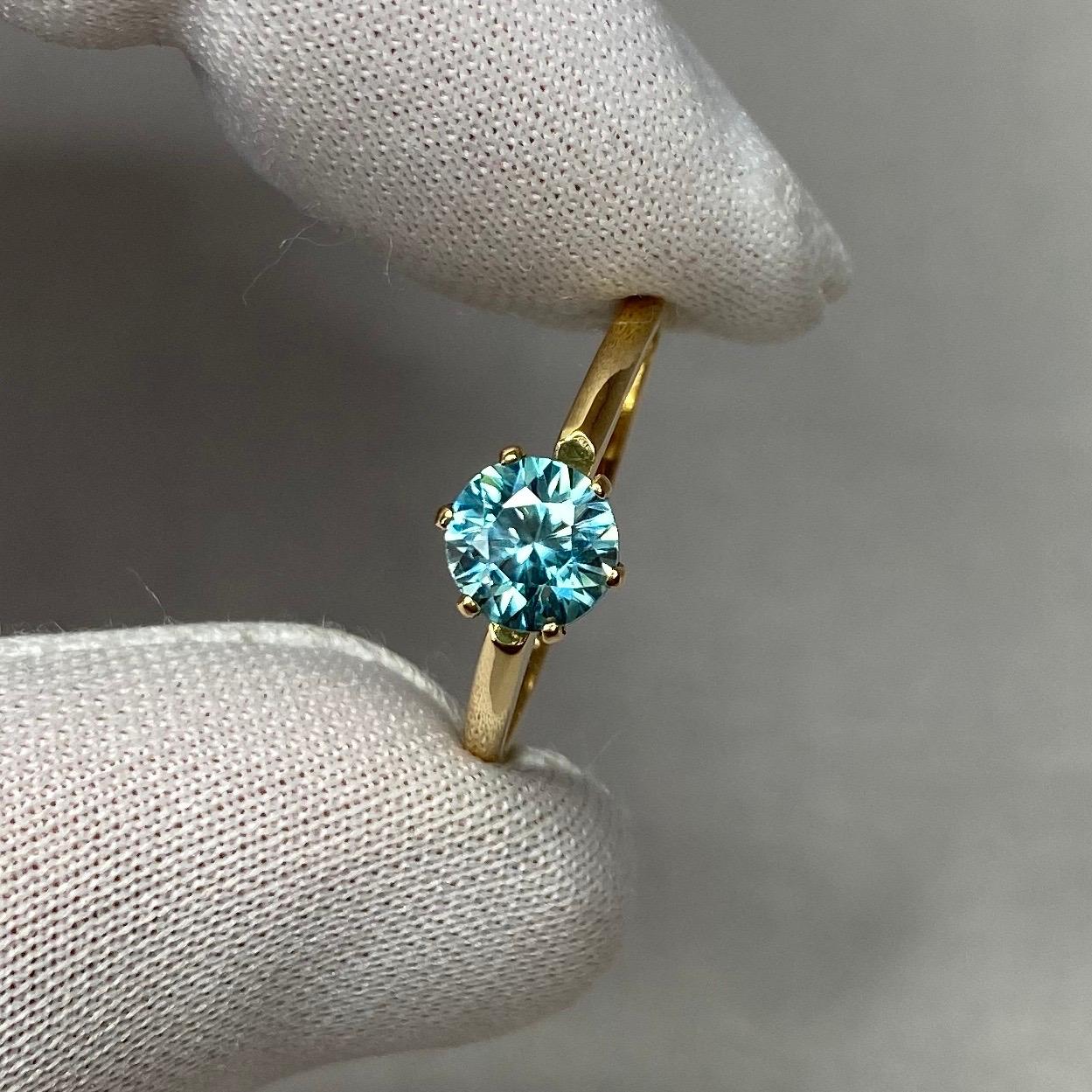 Vivid Blue Natural Zircon 1.26 Carat Round Brilliant Yellow Gold Solitaire Ring In New Condition In Birmingham, GB