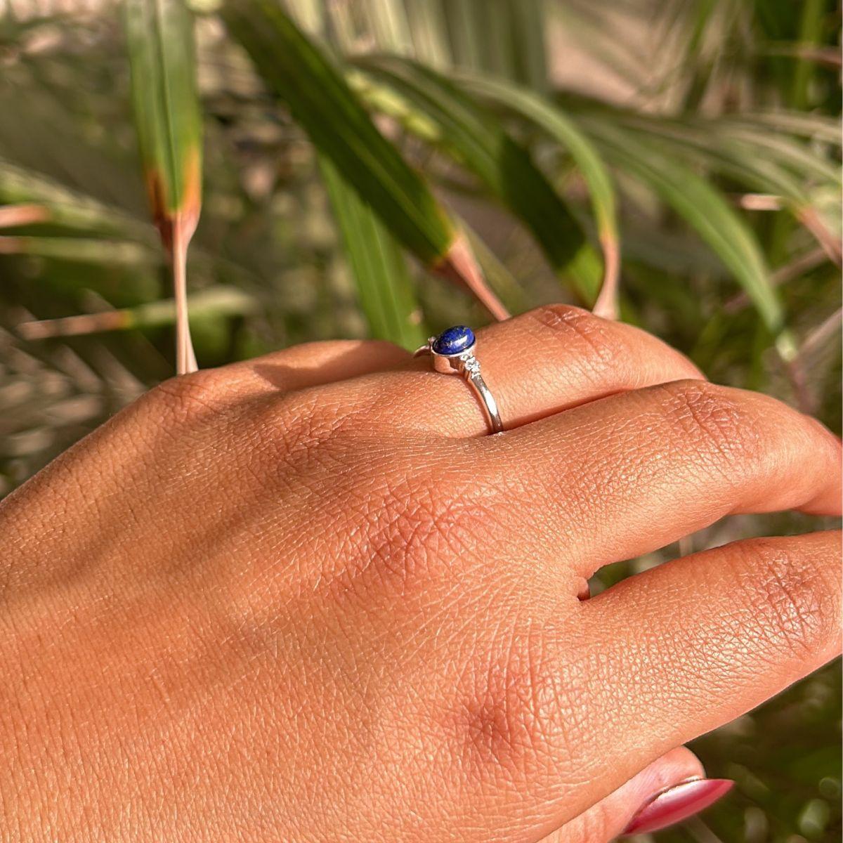 For Sale:  Vivid Blue Oval Lapis Lazuli Ring Made in 925 Sterling Silver for Unisex Ring 6