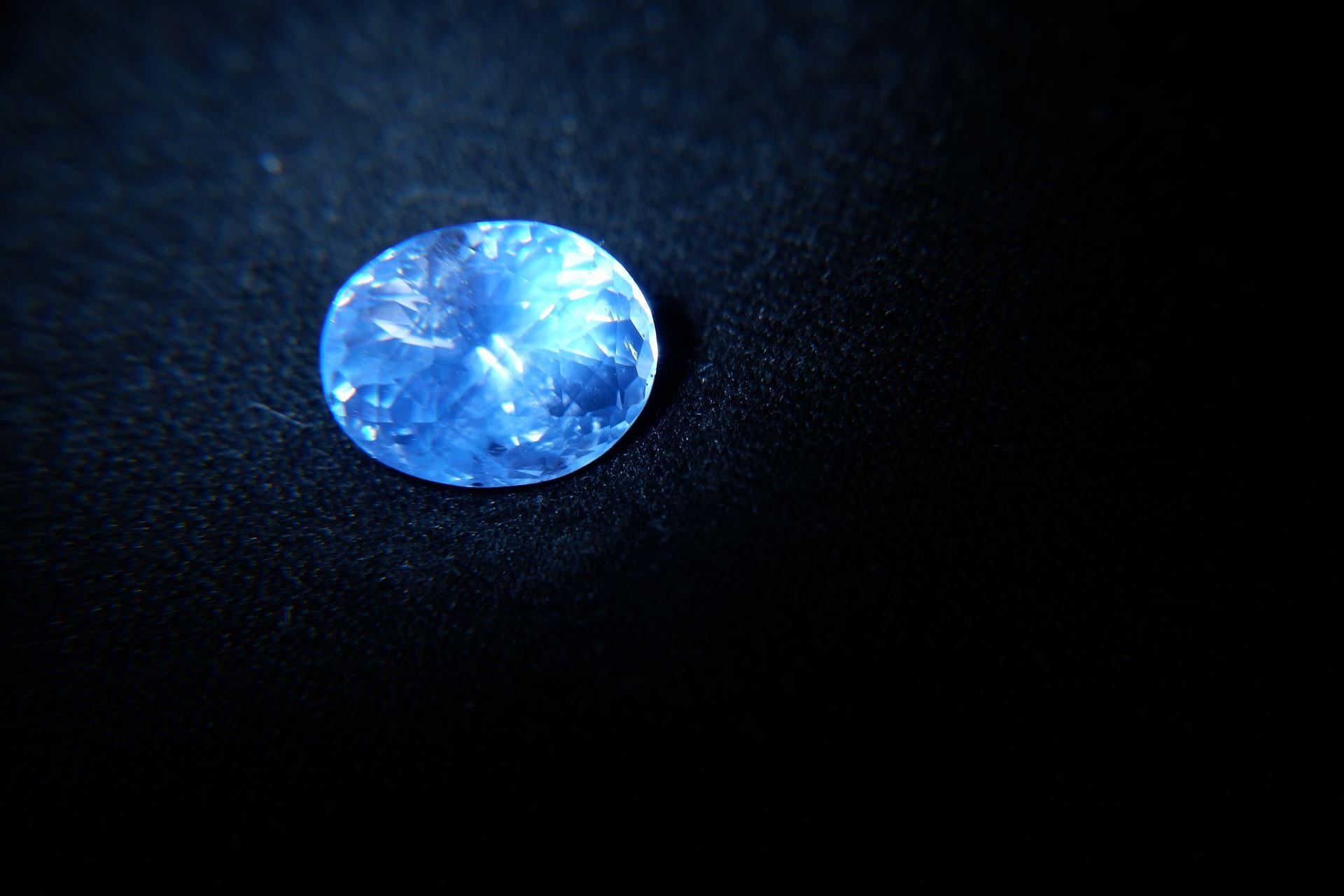 Oval Cut 3.16 ct Vivid Blue Sapphire, Ceylon, Handcrafted, GIA For Sale