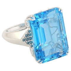 Vivid Blue Topaz Cocktail Ring Accented With Diamonds In 10k White Gold (Bague de cocktail en topaze bleue vive sertie de diamants en or blanc 10k)