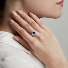 Anillo de topacio azul vivo con diamantes en oro blanco de 18 quilates