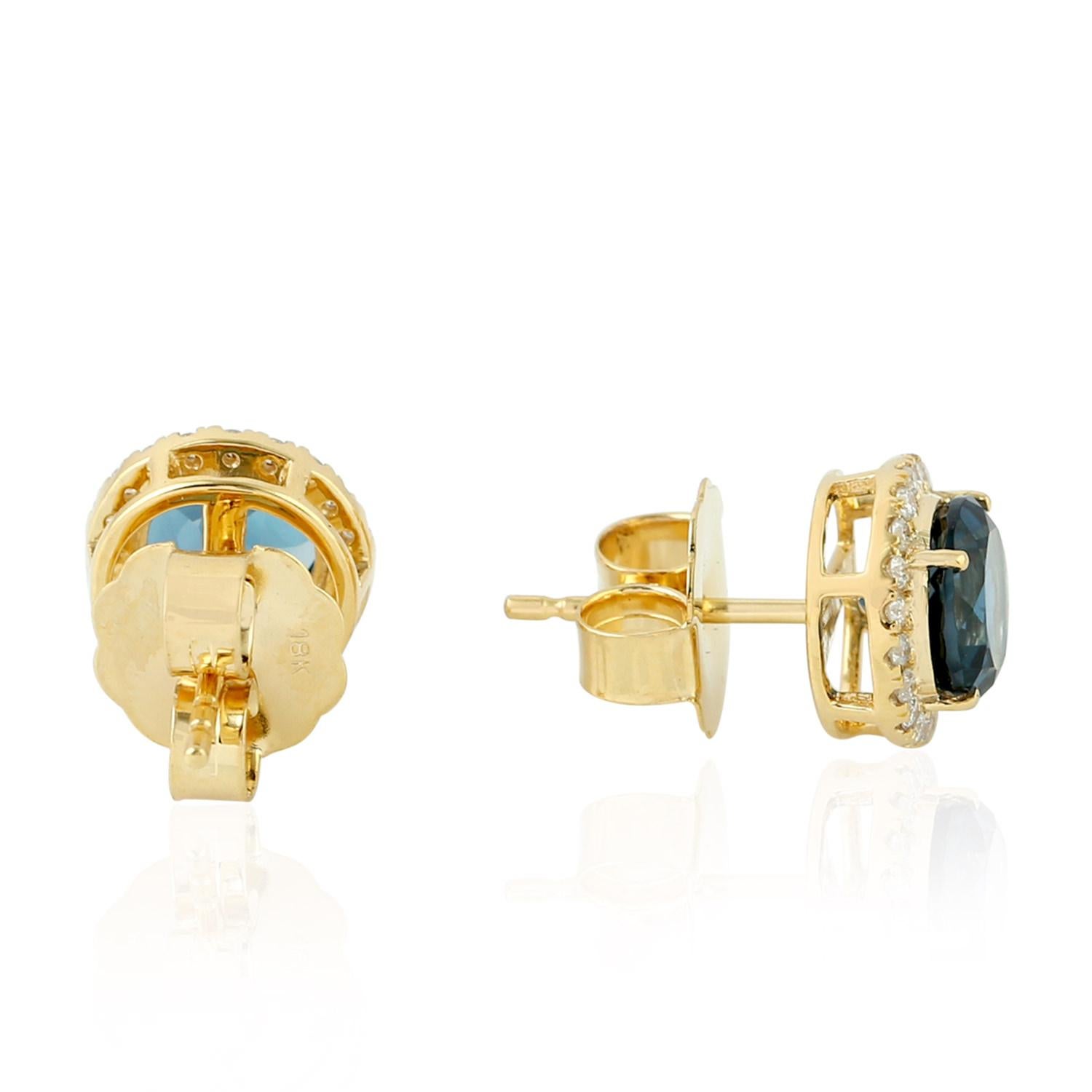 Artigiano Orecchini a perno in oro giallo 18Kt con diamanti e Topazio Blu Vivido in vendita