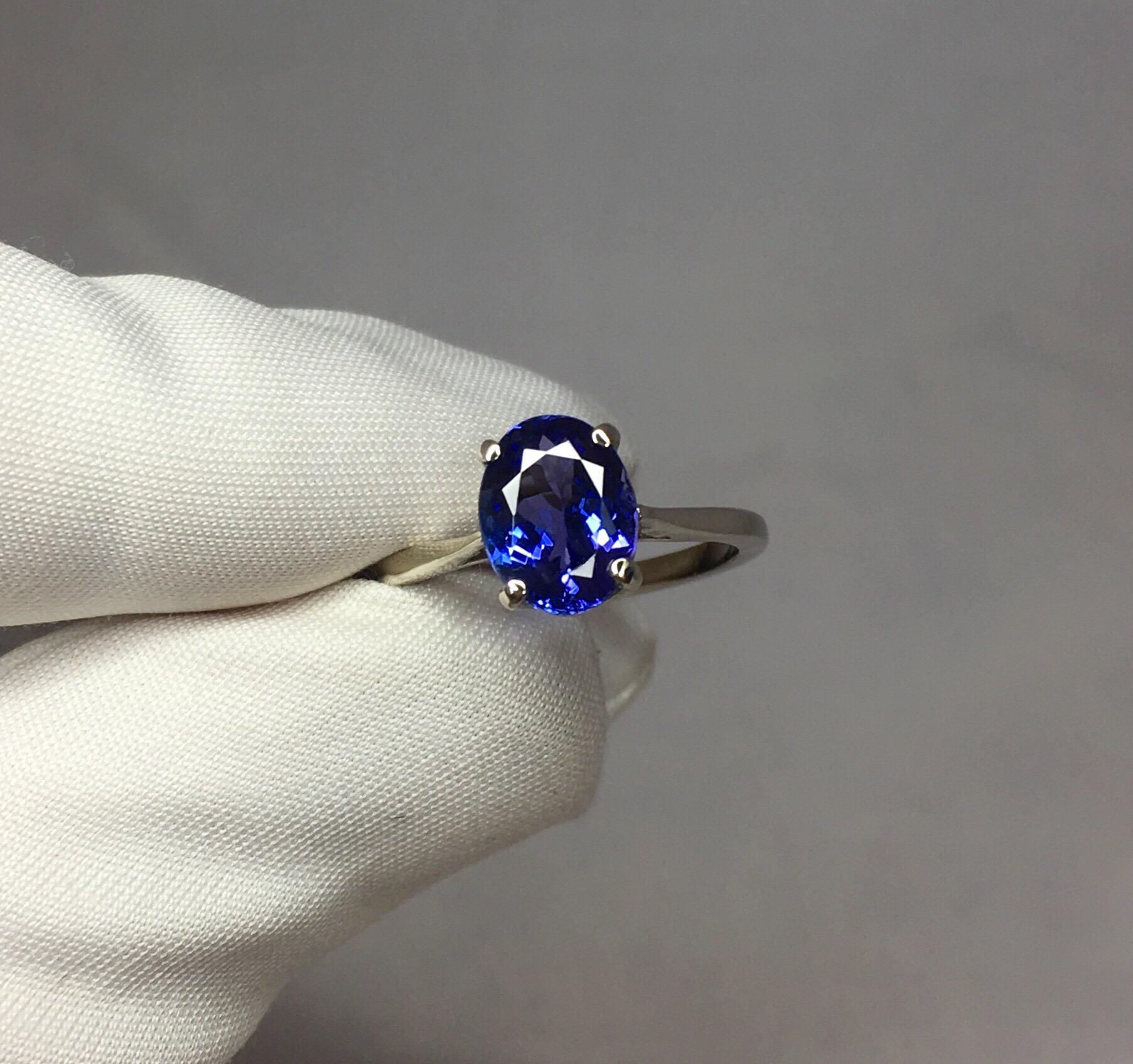 Vivid Blue Violet Tanzanite 1.77 Carat Oval Cut Solitaire 14 Karat Gold Ring In New Condition In Birmingham, GB