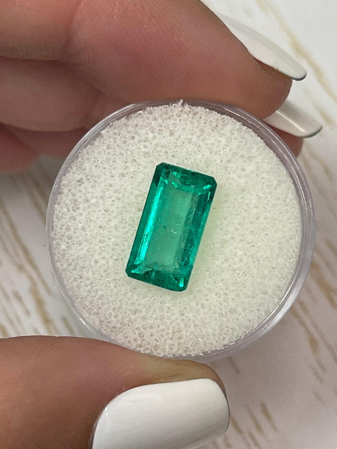 Esmeralda colombiana talla esmeralda alargada de 4,26 quilates, verde azulado vivo - Mayo Moderno en venta