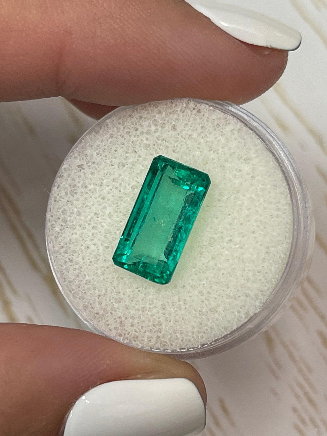 Esmeralda colombiana talla esmeralda alargada de 4,26 quilates, verde azulado vivo - Mayo en Nuevo estado para la venta en Jupiter, FL