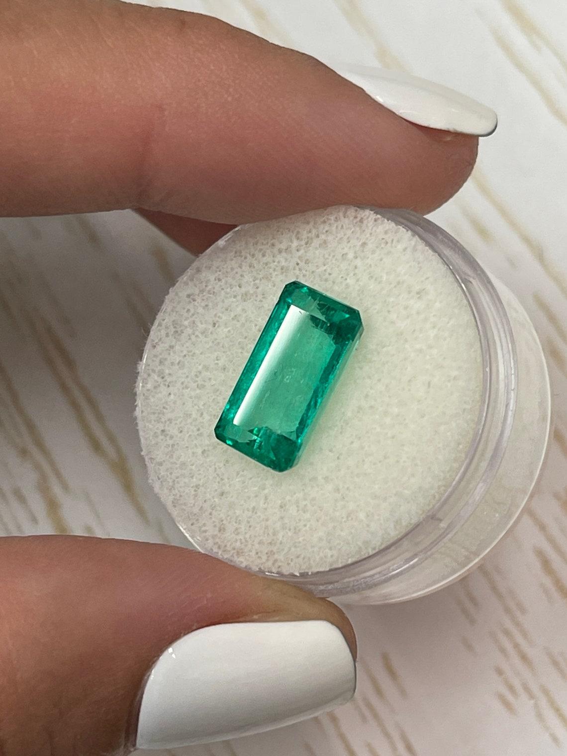 De las mujeres Esmeralda colombiana talla esmeralda alargada de 4,26 quilates, verde azulado vivo - Mayo en venta