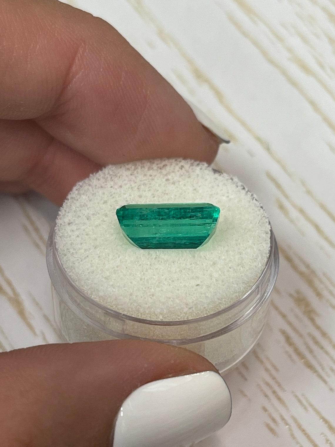 Esmeralda colombiana talla esmeralda alargada de 4,26 quilates, verde azulado vivo - Mayo en venta 2