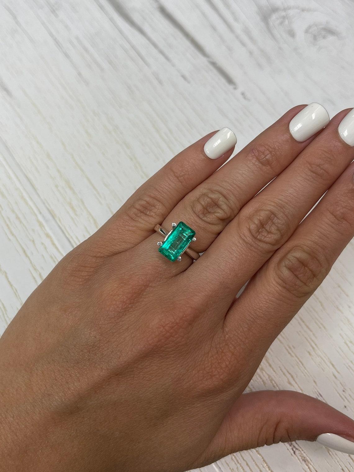 Esmeralda colombiana talla esmeralda alargada de 4,26 quilates, verde azulado vivo - Mayo en venta 3