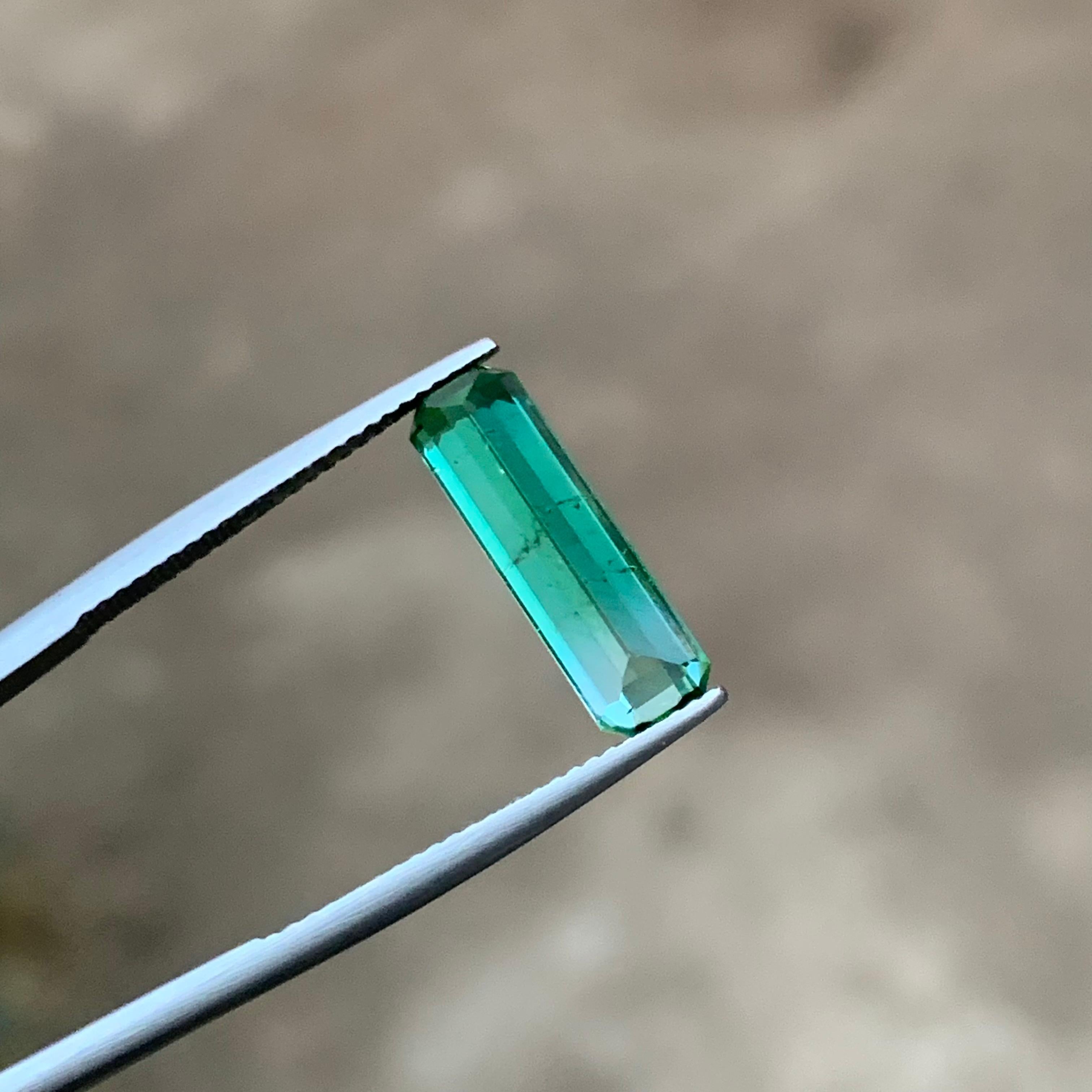 Taille émeraude Vivid Bluish Green Two Tone Natural Tourmaline Loose Gemstone 4.25Ct Emerald Cut en vente