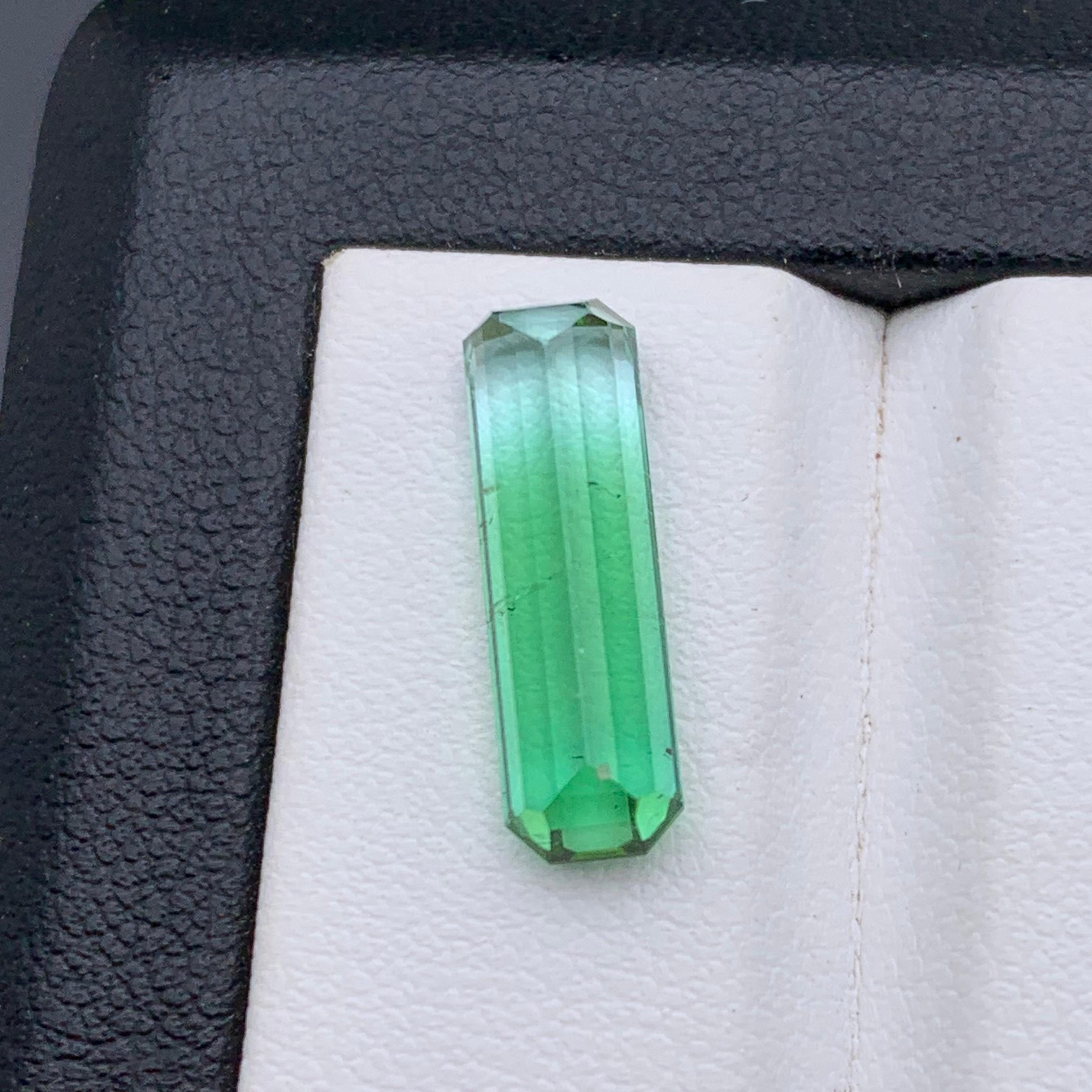 Vivid Bluish Green Two Tone Natural Tourmaline Loose Gemstone 4.25Ct Emerald Cut Unisexe en vente