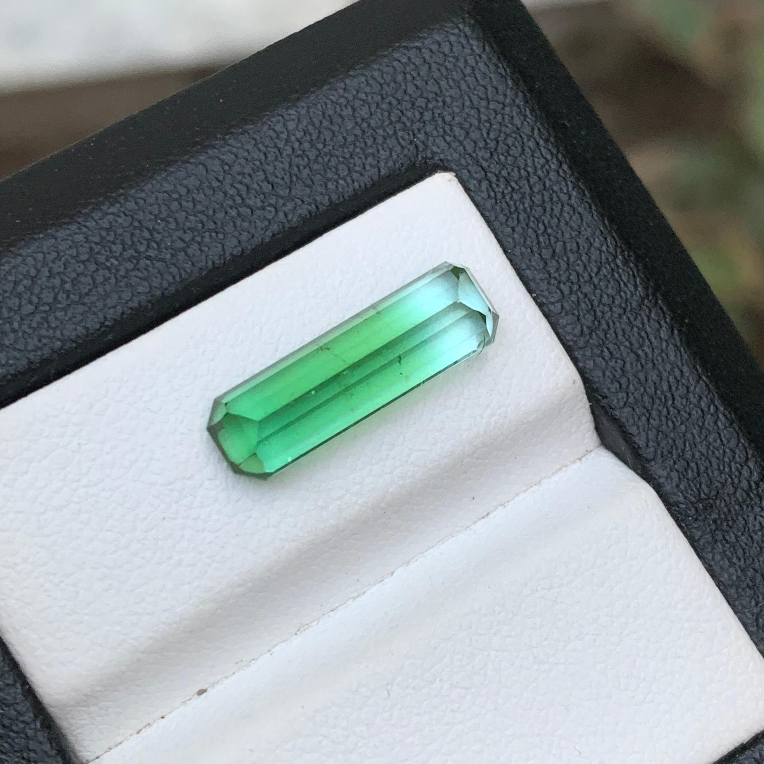 Vivid Bluish Green Two Tone Natural Tourmaline Loose Gemstone 4.25Ct Emerald Cut en vente 2