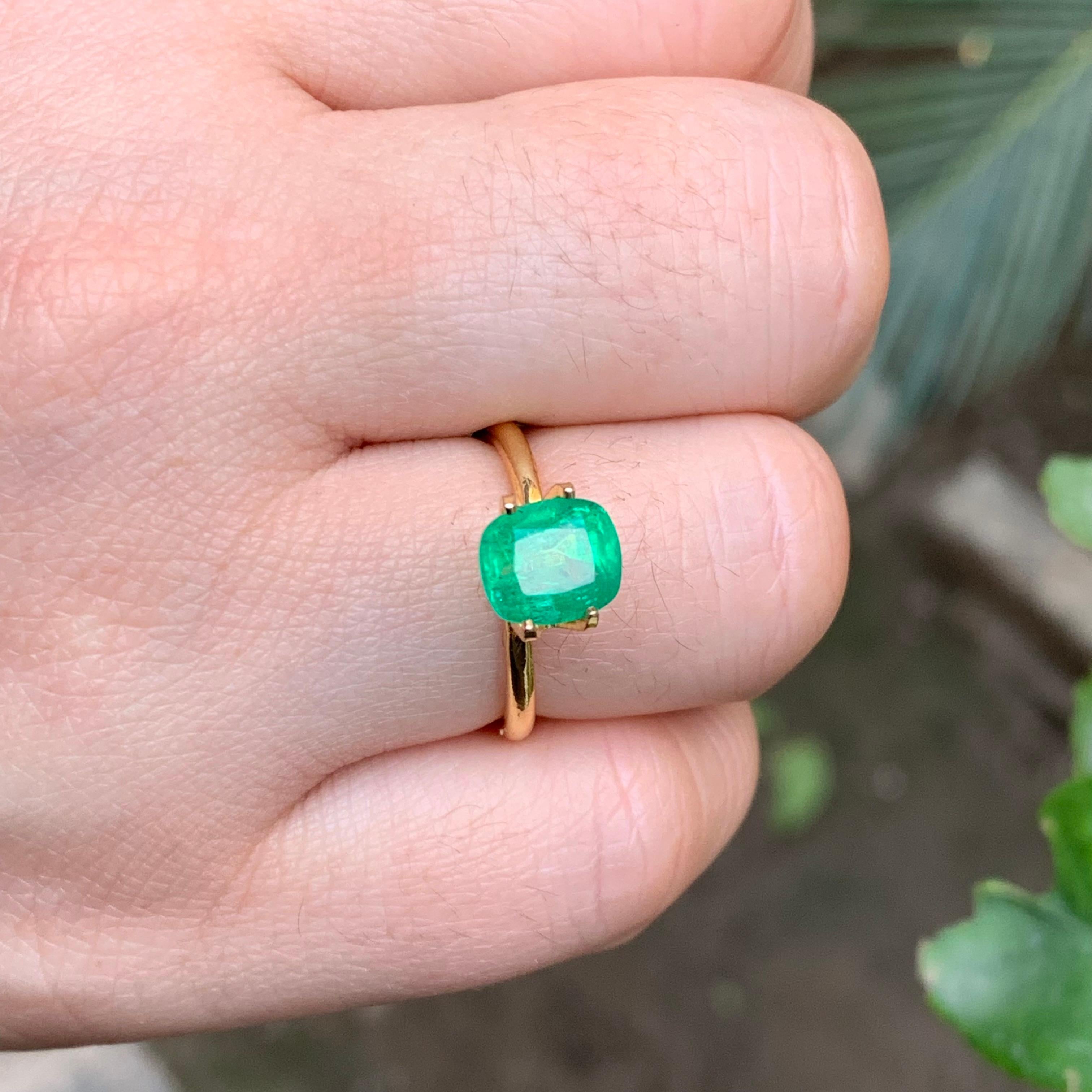 Contemporary Vivid Bluish Hue Green Natural Emerald Ring Loose Gemstone 1.95 Ct Cushion Cut For Sale
