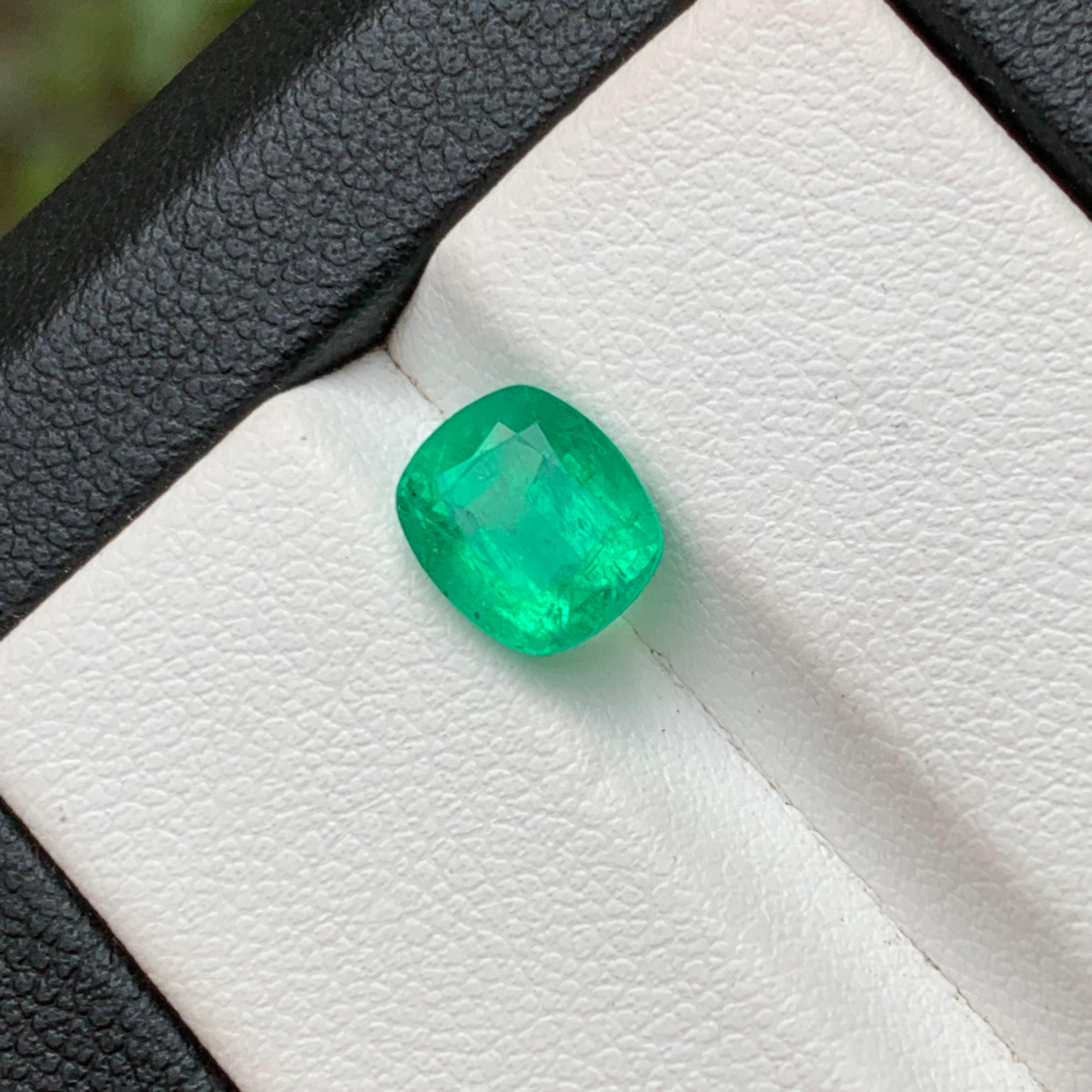 Vivid Bluish Hue Green Natural Emerald Ring Loose Gemstone 1.95 Ct Cushion Cut In New Condition For Sale In Peshawar, PK