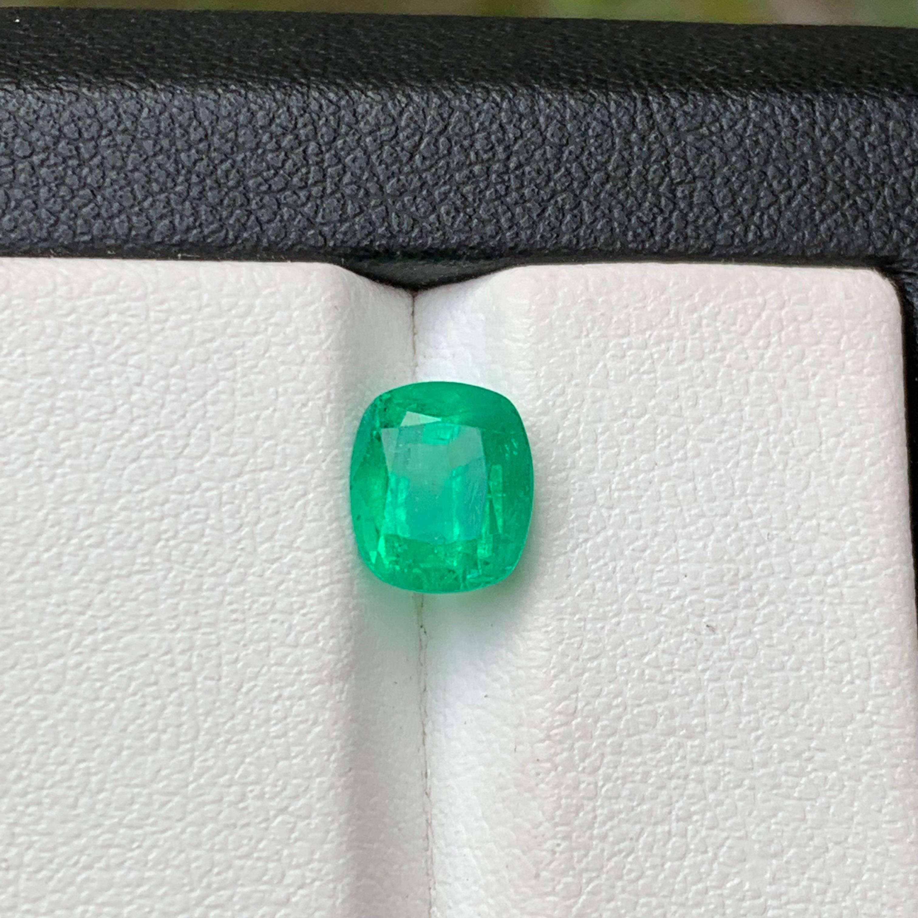 Women's or Men's Vivid Bluish Hue Green Natural Emerald Ring Loose Gemstone 1.95 Ct Cushion Cut For Sale