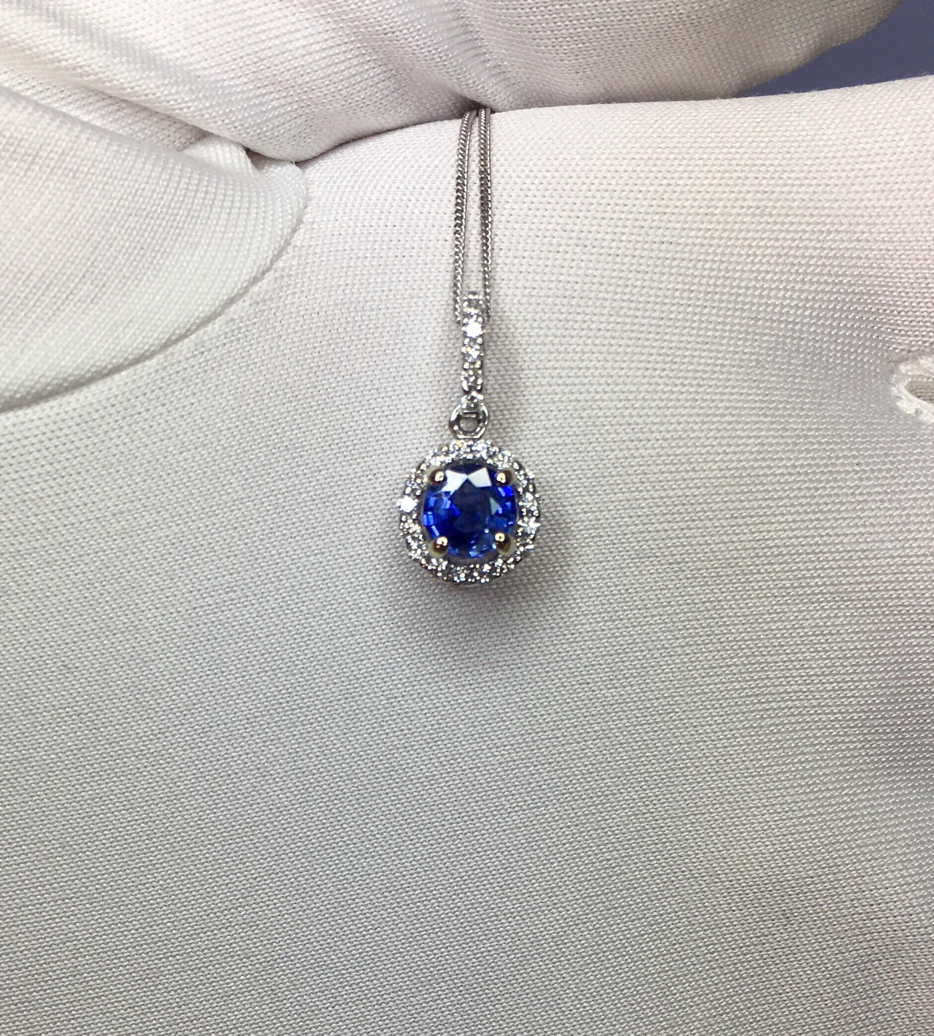 Vivid Ceylon Blue Sapphire and Diamond 18 Karat Gold Round Pendant Necklace In New Condition In Birmingham, GB