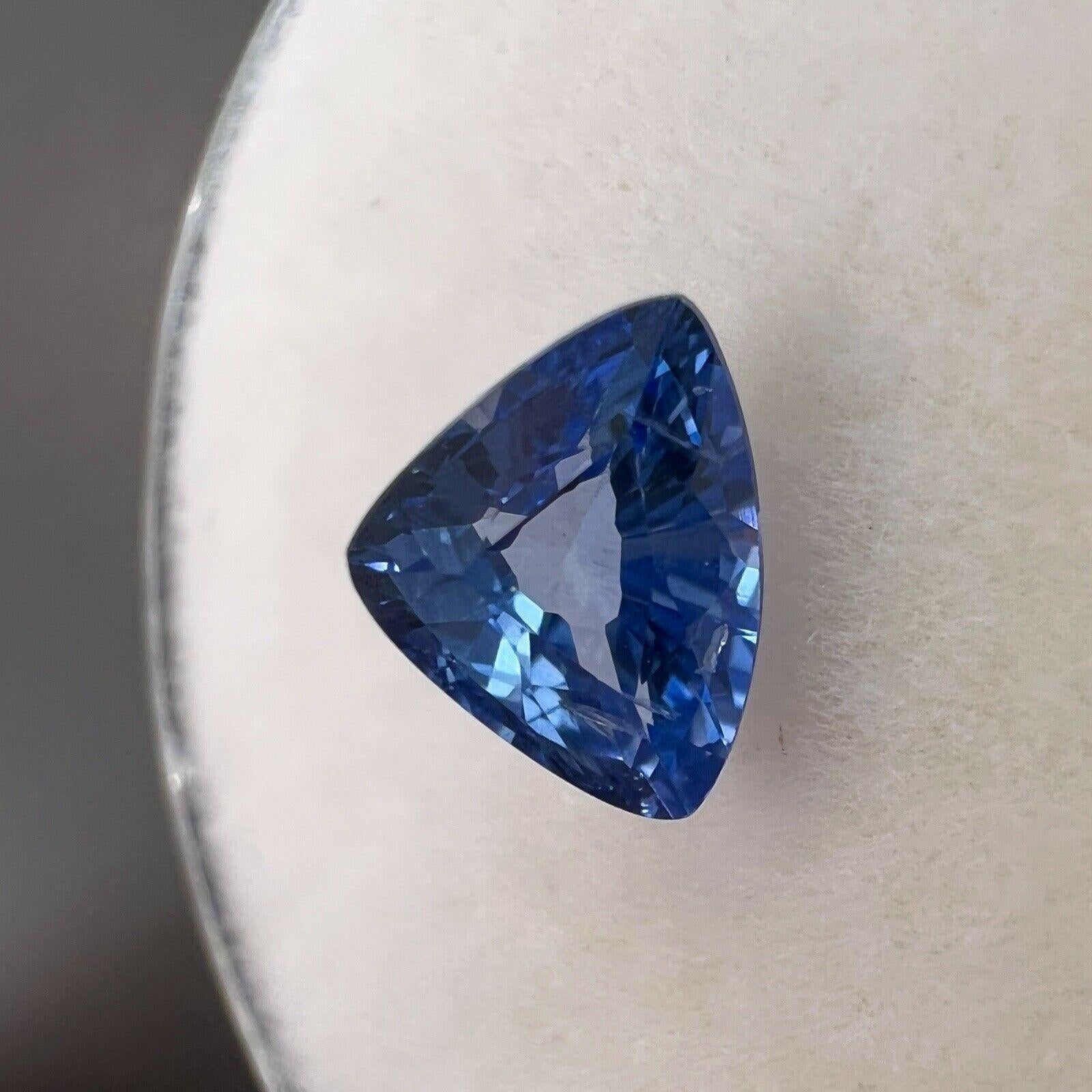 Leuchtend blauer Ceylon Kornblumen-Saphir 0,79ct Trillion Dreiecksschliff Edelstein 6,4x5mm (Trillionschliff) im Angebot