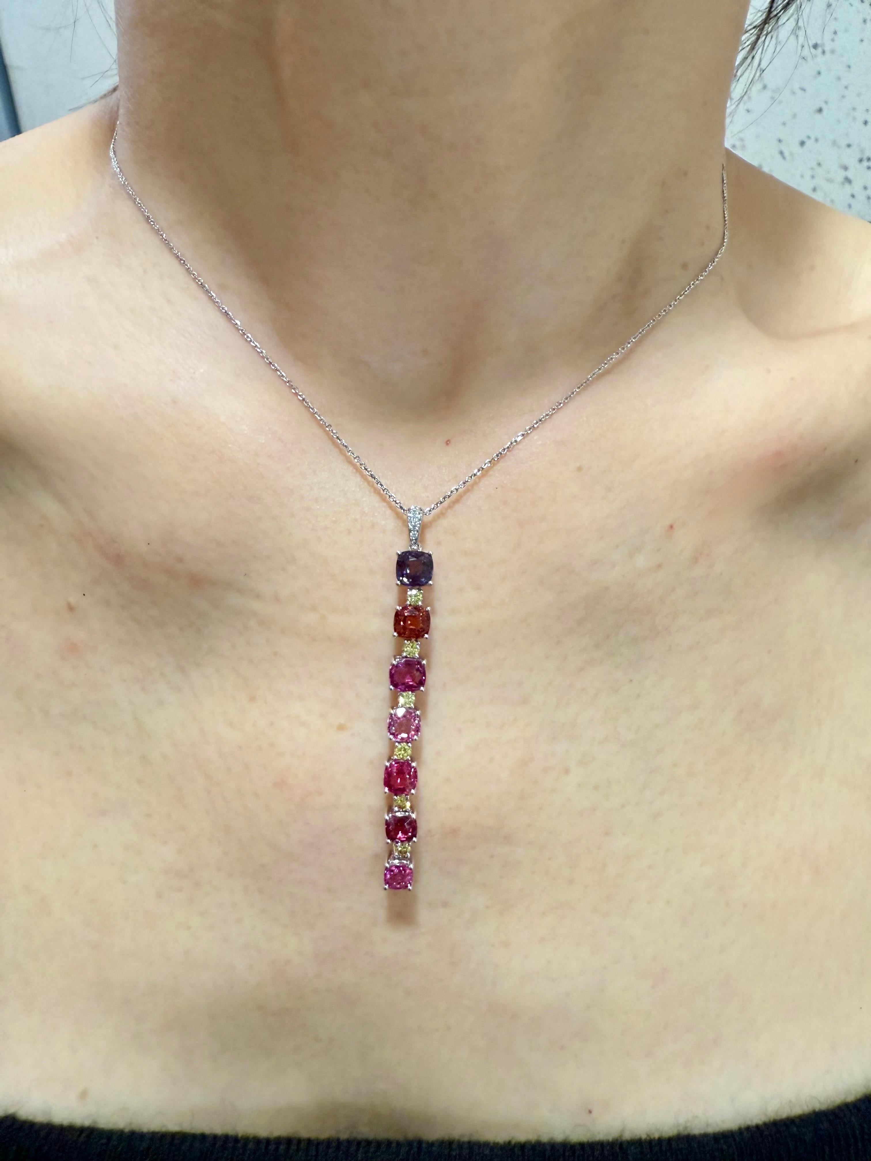 Veuillez consulter la vidéo HD. Ce pendentif est beaucoup plus beau en personne ! Whiting est un pendentif réalisé avec des spinelles de couleur vive, des diamants blancs et jaunes. Ces spinelles sont des pierres naturelles non chauffées provenant