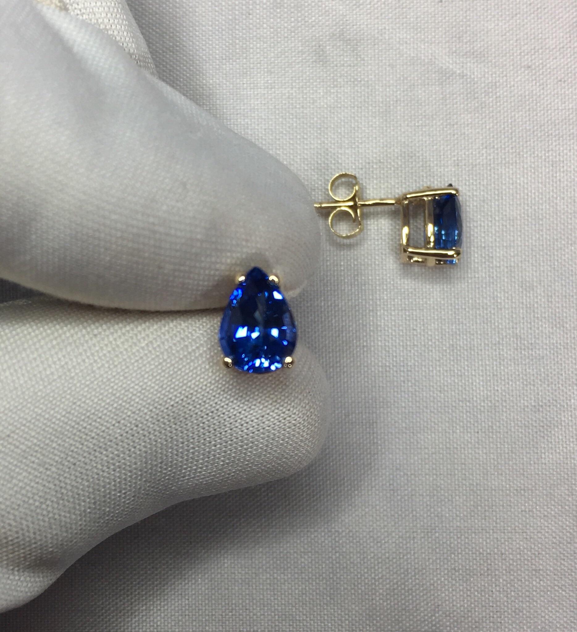 Vivid Cornflower Blue 2.25 Carat Ceylon Sapphire Pear Cut Gold Earring Studs In New Condition In Birmingham, GB