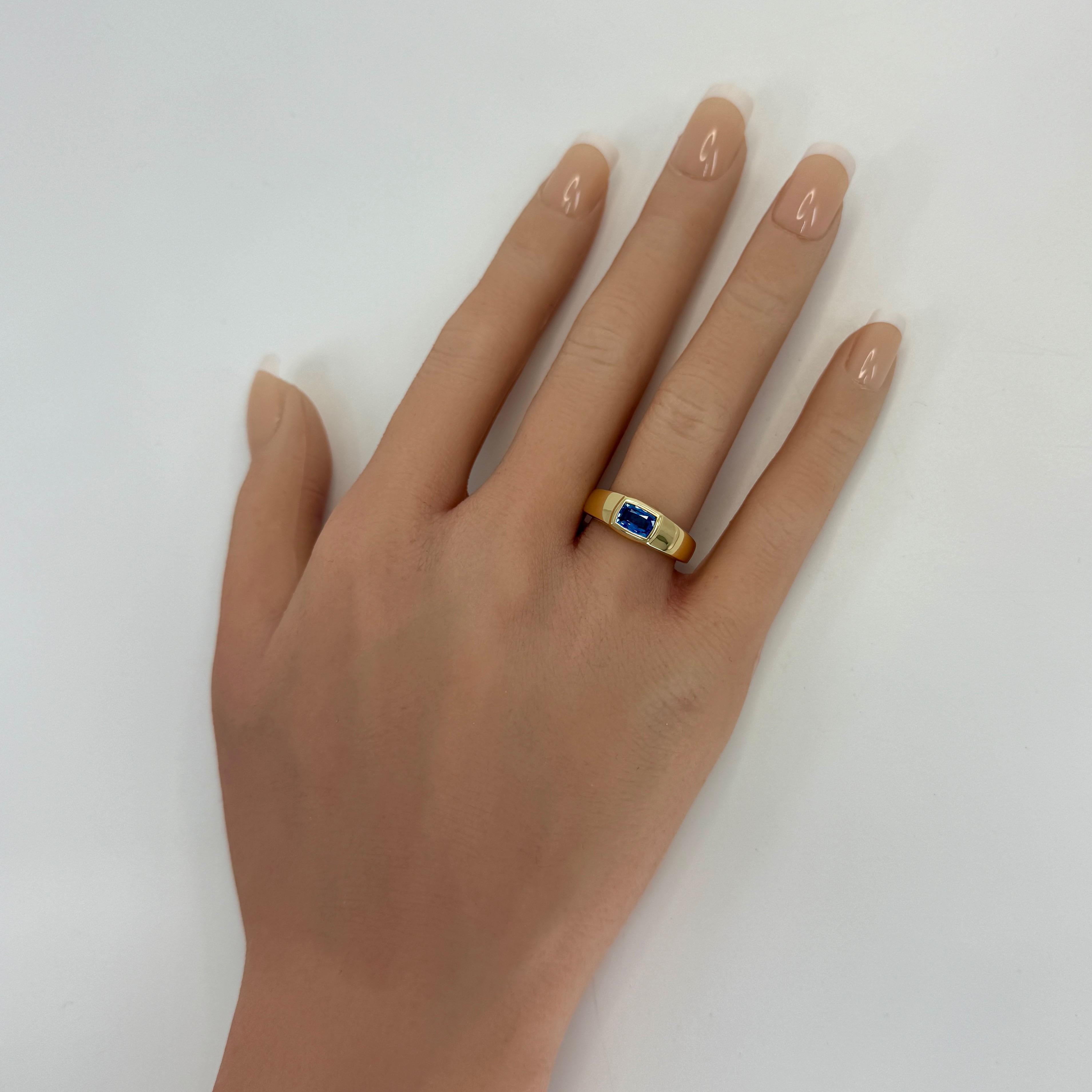 Vivid Cornflower Blue Ceylon Sapphire Cushion Cut 18k Yellow Gold Signet Ring In New Condition For Sale In Birmingham, GB