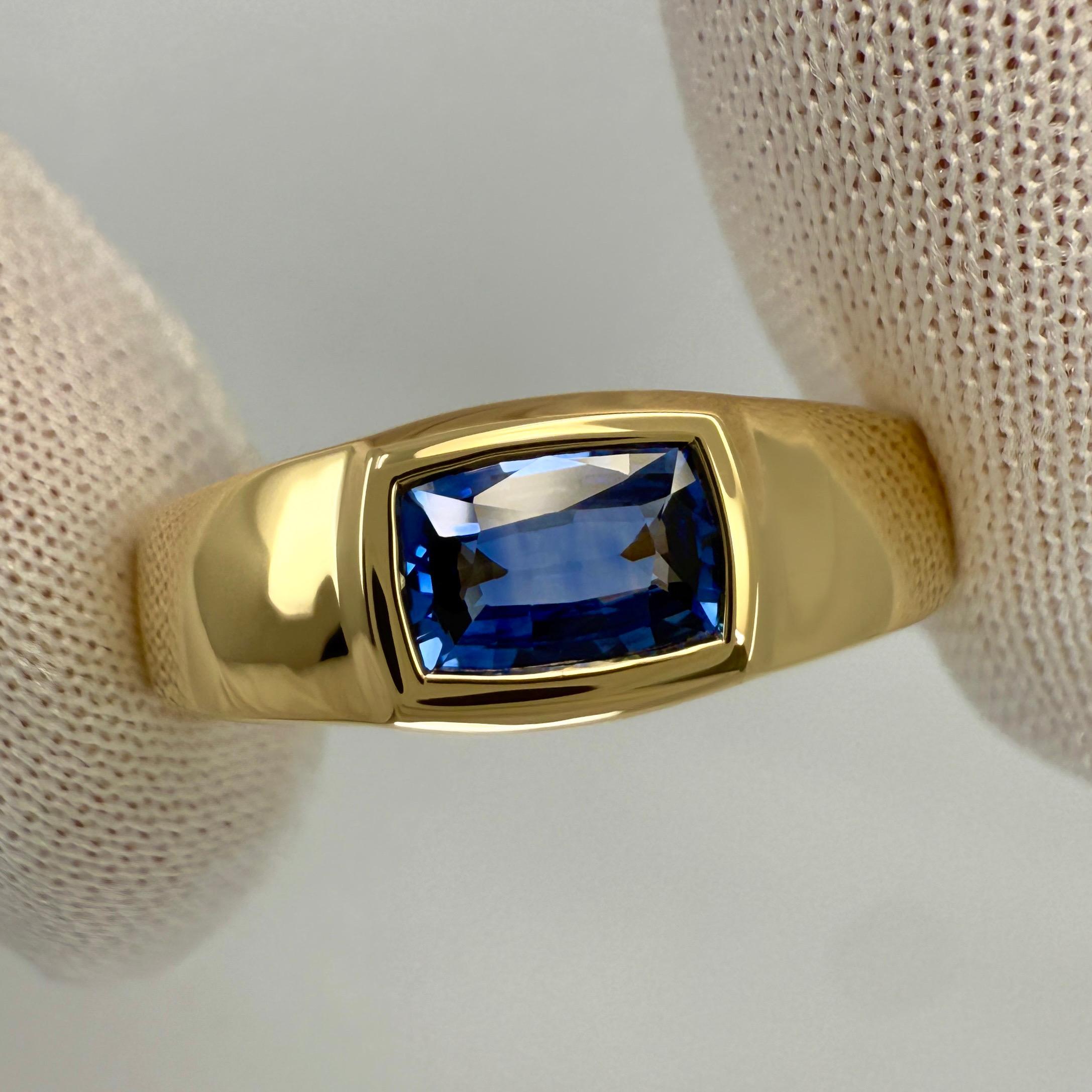 Women's or Men's Vivid Cornflower Blue Ceylon Sapphire Cushion Cut 18k Yellow Gold Signet Ring For Sale