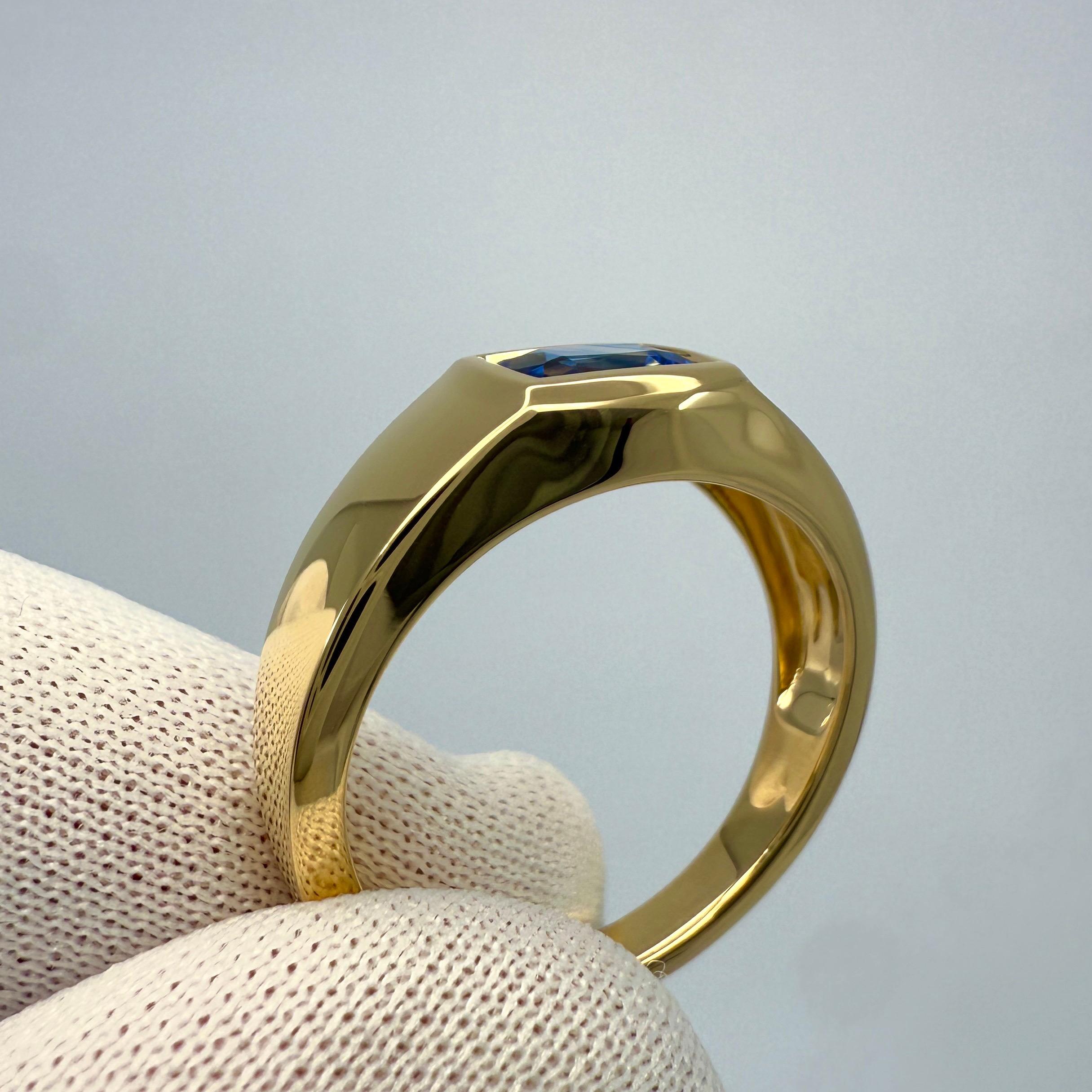 Vivid Cornflower Blue Ceylon Sapphire Cushion Cut 18k Yellow Gold Signet Ring For Sale 1