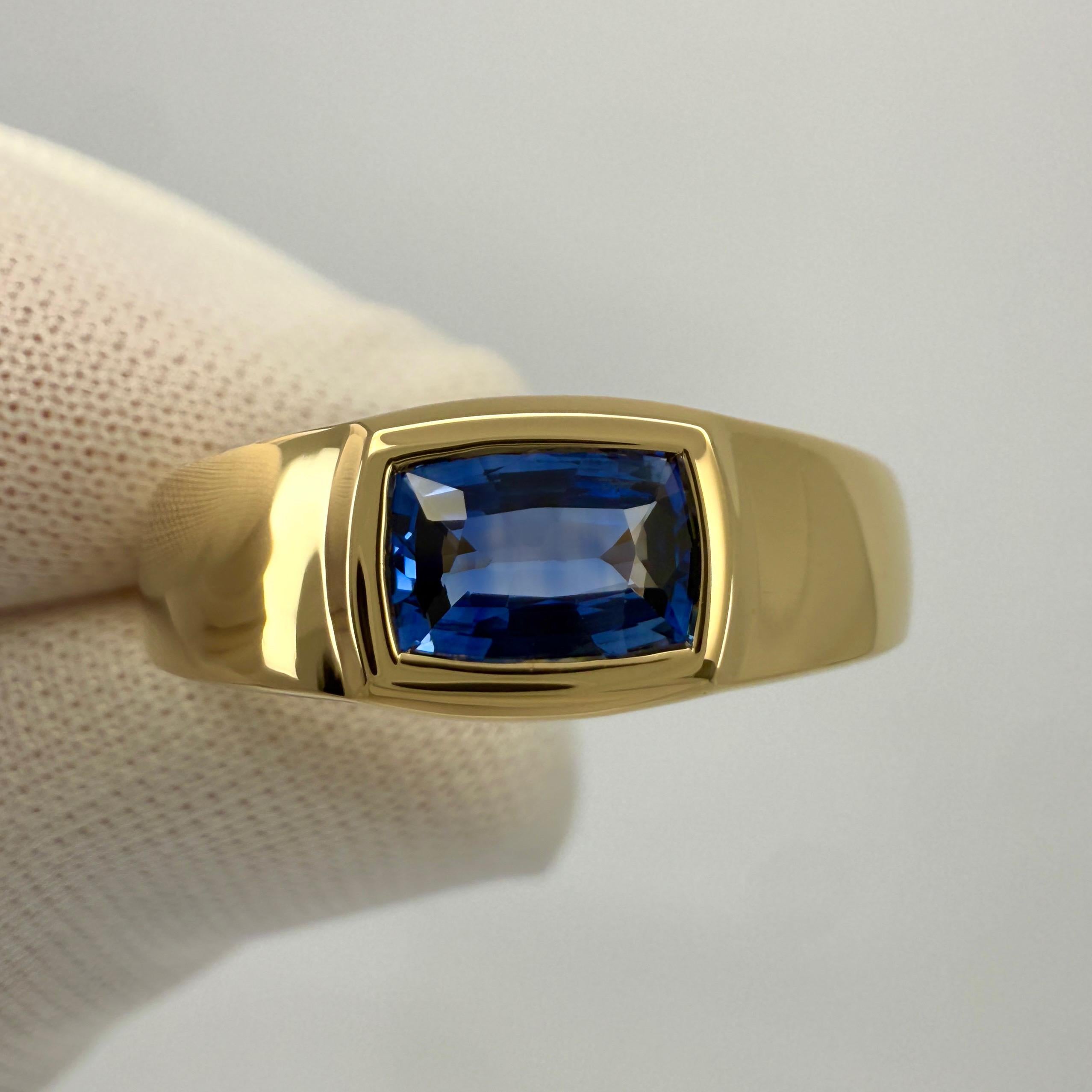 Vivid Cornflower Blue Ceylon Sapphire Cushion Cut 18k Yellow Gold Signet Ring For Sale 2