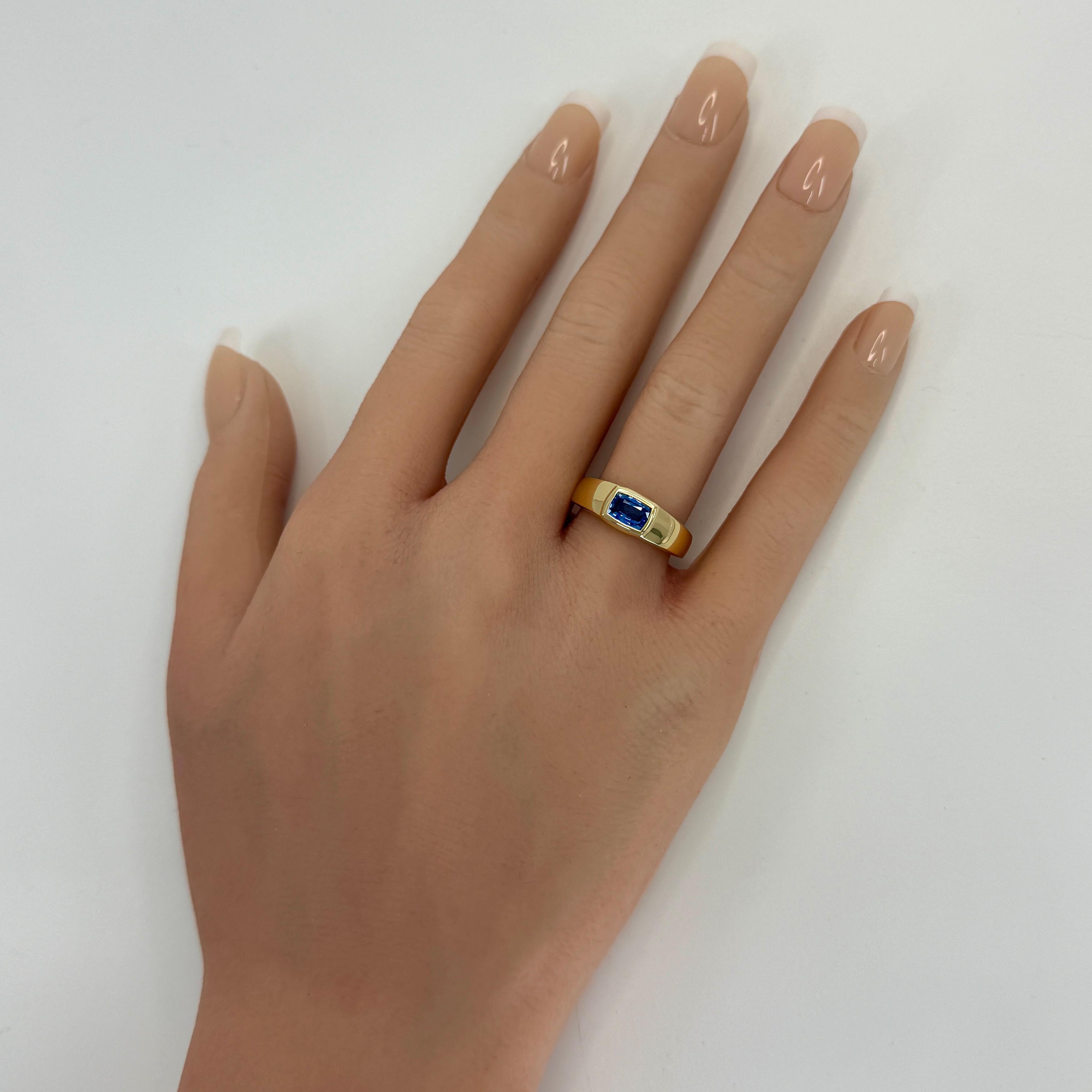 Vivid Cornflower Blue Ceylon Sapphire Cushion Cut 18k Yellow Gold Signet Ring For Sale 3
