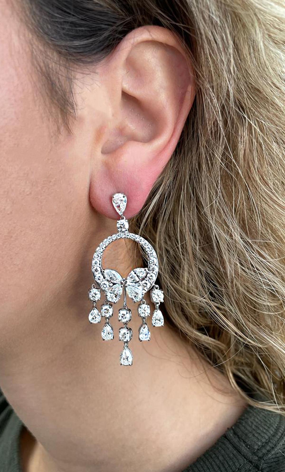 Sensational Vivid Diamonds dangle earrings crafted in 18 karat white gold, showcasing mixed cut diamonds weighing 21.01 carats total, G-H color, VS2 clarity. They measure 2 inches in length and 1 inch at their widest part and they weigh 20.3 grams.