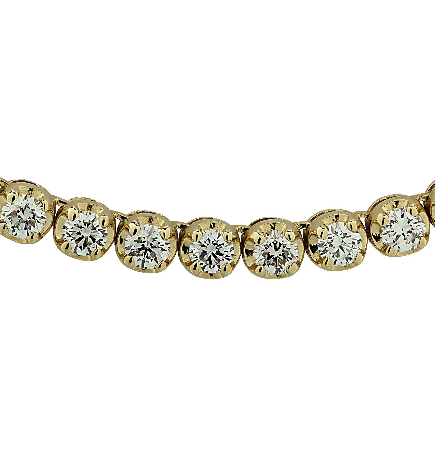 Exquisite Vivid Diamonds Straight Line Diamant-Tennis-Halskette aus Gelbgold mit 93 runden Diamanten im Brillantschliff von insgesamt 11,17 Karat, Farbe E-F, Reinheit VS. Jeder Diamant wurde sorgfältig ausgewählt, perfekt aufeinander abgestimmt und