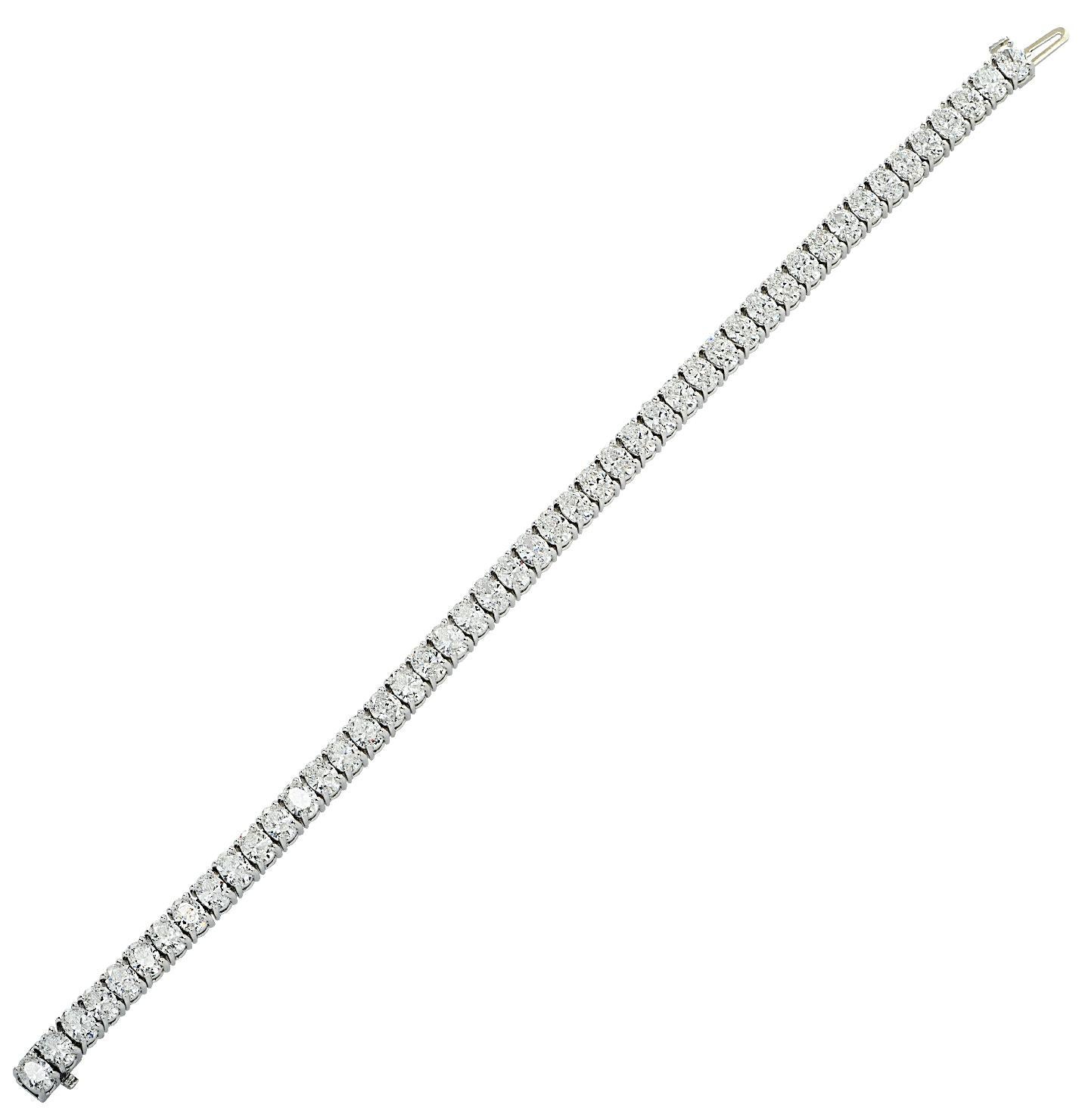 Tennisarmband mit lebhaften Diamanten 11,23 Karat Diamanten (Moderne) im Angebot