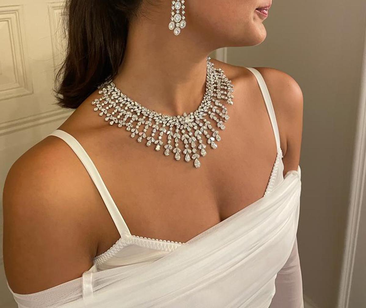 Dalla stimata House of Diamonds & Jewelry nasce un capolavoro di gioielleria senza pari: una collana che emana opulenza ed eleganza. Questa straordinaria creazione vanta un affascinante insieme di diamanti a forma di pera, taglio brillante rotondo e