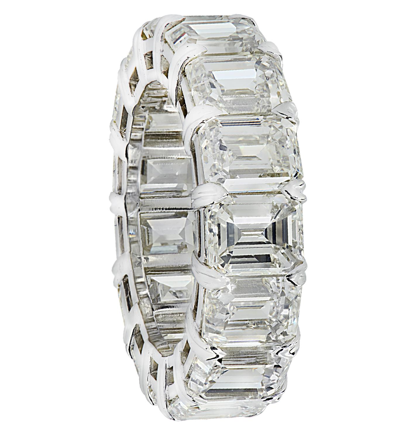 Exquise bague d'éternité Vivid Diamonds en diamant taille émeraude réalisée en platine, mettant en valeur 15 superbes diamants taille émeraude pesant 15.2 carats au total, couleur J, pureté VVS1-VS. Chaque diamant a été soigneusement sélectionné,