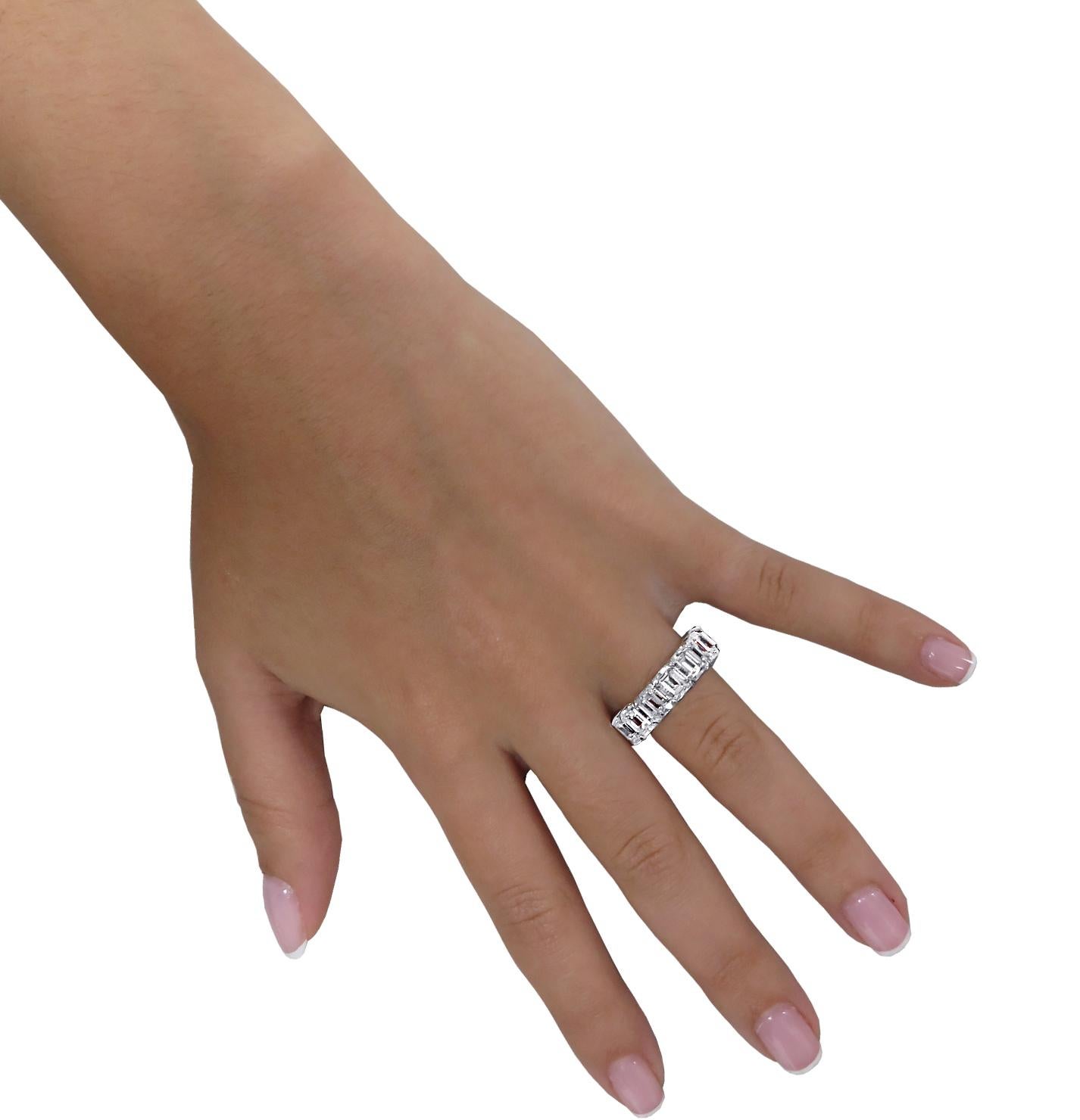 Taille émeraude Vivid Diamonds, anneau d'éternité en diamants taille émeraude de 15,2 carats en vente
