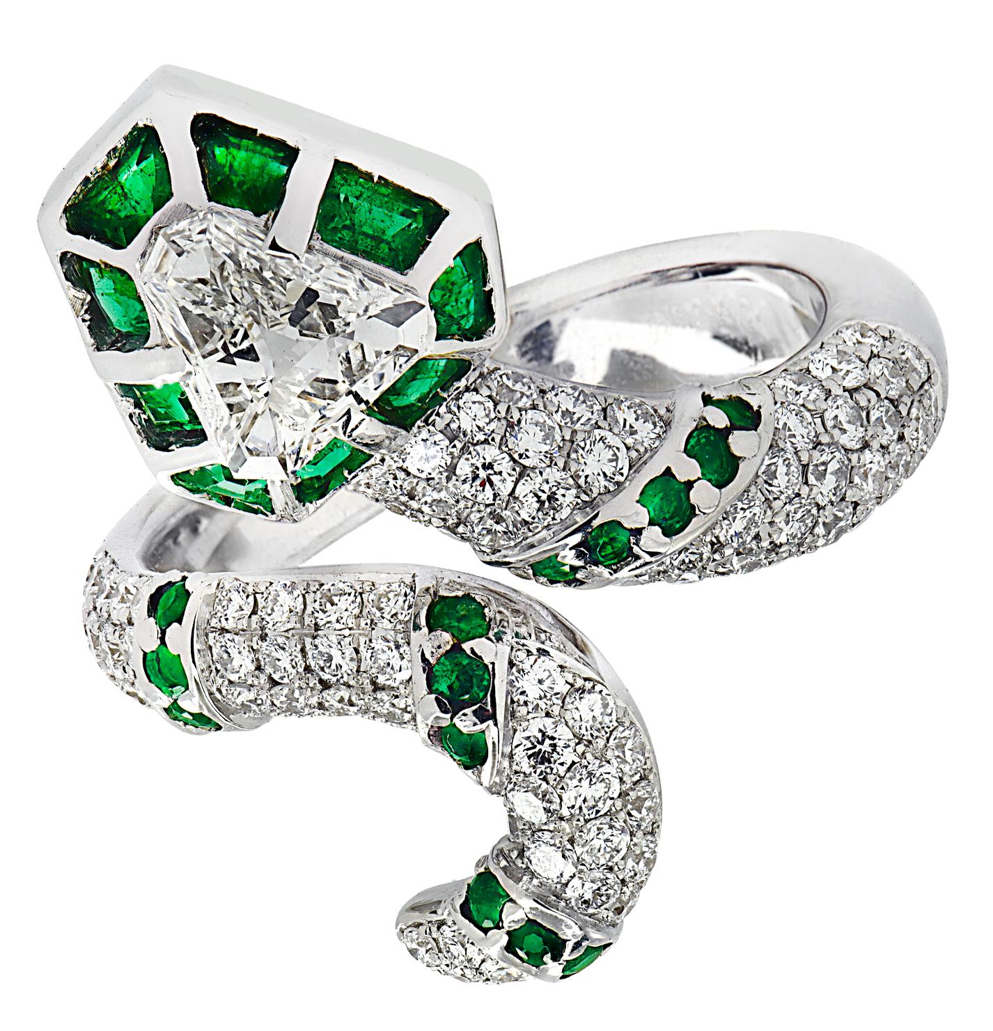 Vivid Diamonds 1.89 Carat Diamond and Emerald Snake Ring In New Condition For Sale In Miami, FL