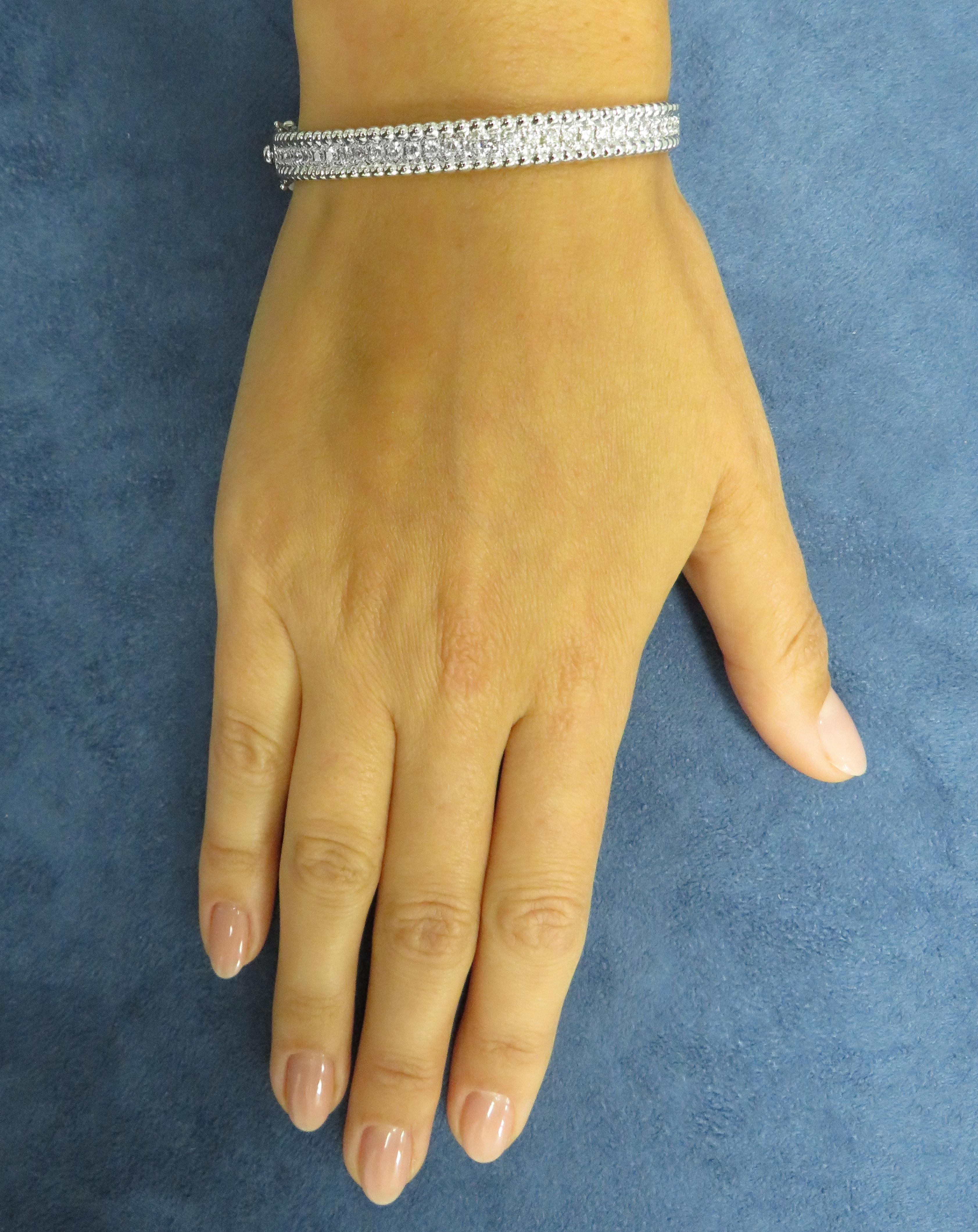Round Cut Vivid Diamonds 2.77 Carat Diamond Bangle Bracelet For Sale
