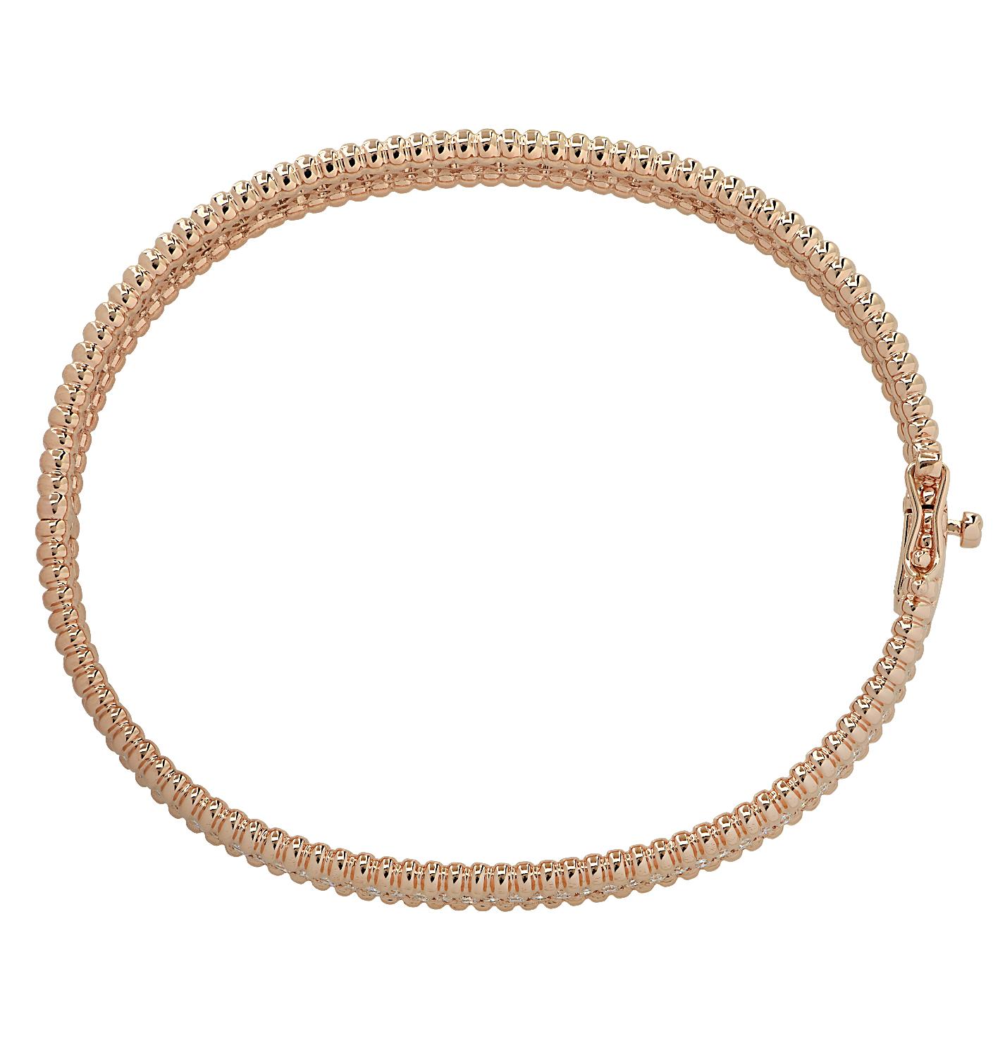 Superbe bracelet Vivid Diamonds en or rose, serti de 262 diamants ronds de taille brillant pesant 2,87 carats au total, de couleur F-G et de pureté VS-SI. Cet élégant bracelet est serti de trois rangs de diamants, lacés de perles d'or rose créant