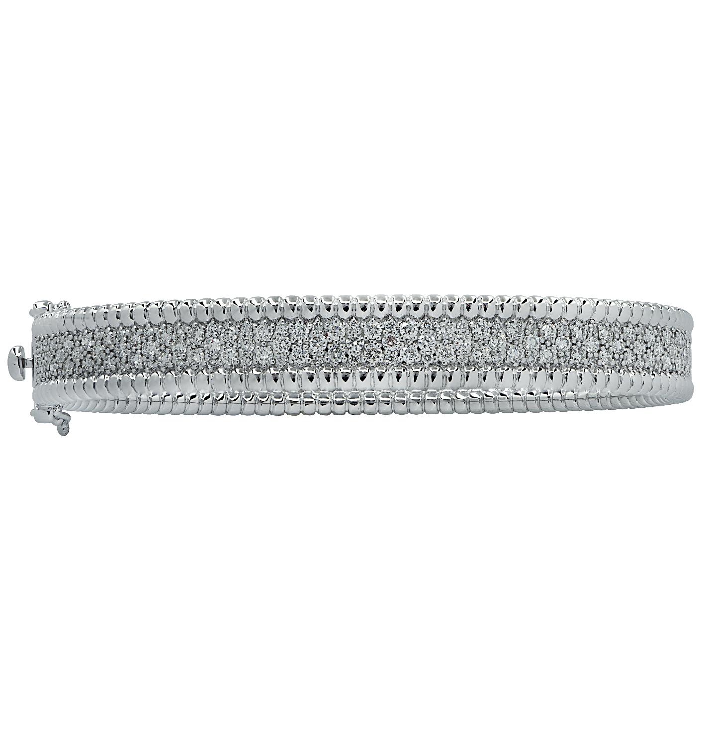 Whiting Vivid Diamonds Bangle Bracelet en or blanc, serti de 262 diamants ronds de taille brillant pesant 2,88 carats au total, de couleur F-G et de pureté VS-SI. Cet élégant bracelet est serti de trois rangs de diamants, lacés de perles d'or blanc