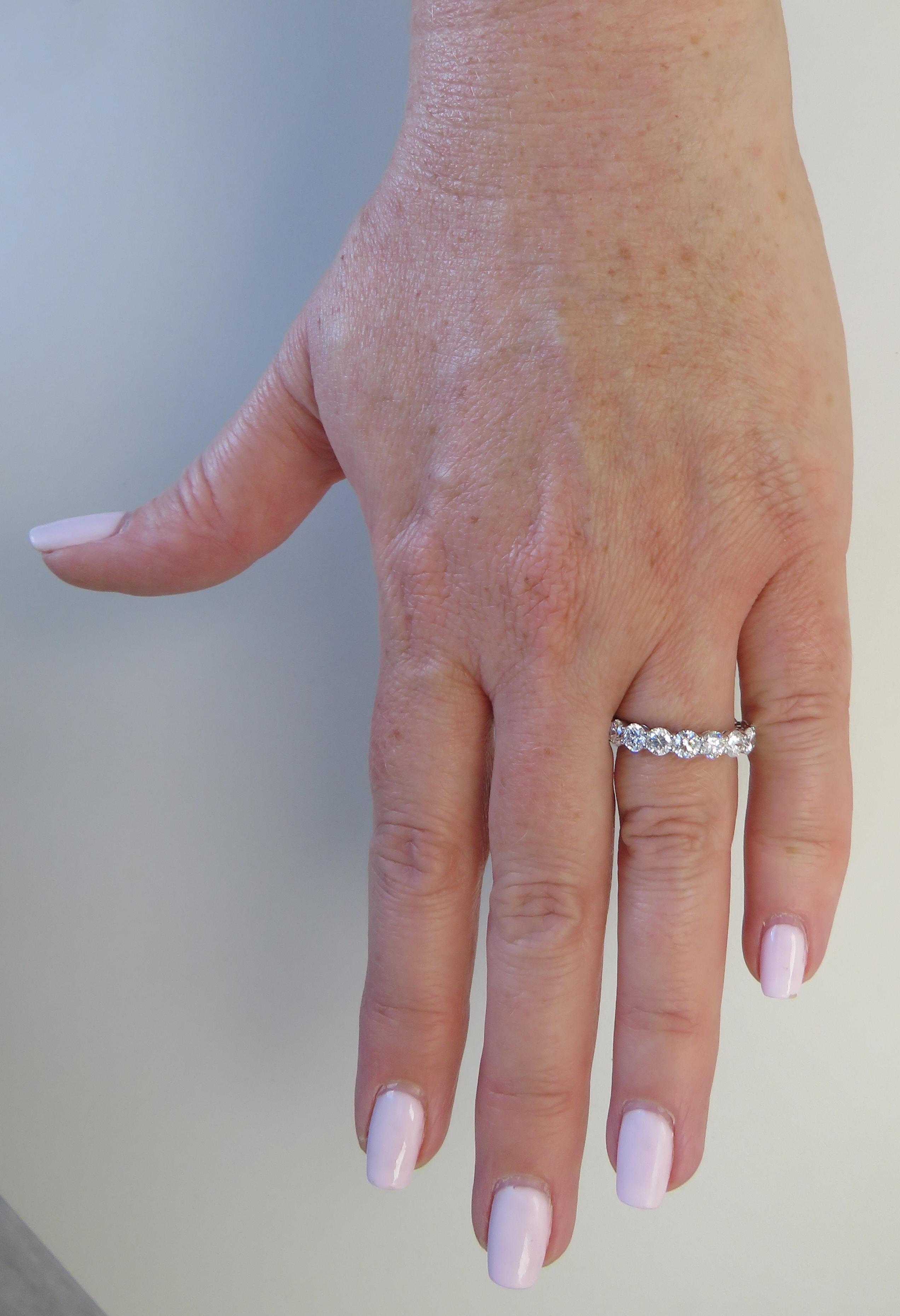 Moderne Bracelet d'éternité en diamants vifs de 3,12 carats en vente