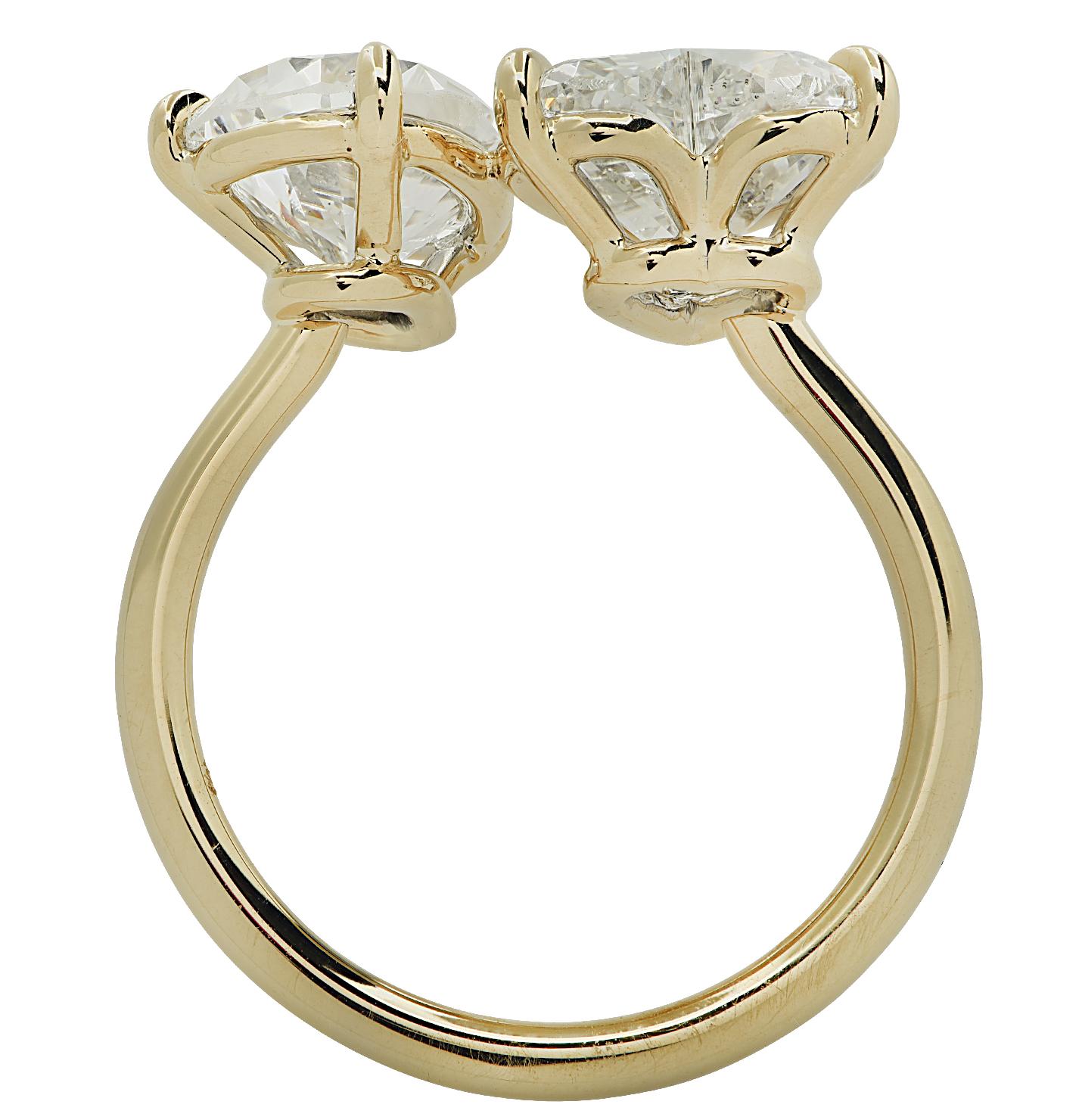 Exquisite Vivid Diamonds Bypass Ring fein in Handarbeit in 18k Gelbgold präsentiert zwei spektakuläre Birne Form und Herz Form Diamanten mit einem Gewicht von 4,10 Karat, G-I Farbe, VS1-SI1 Klarheit, . Die Diamanten sind nahtlos eingefasst und